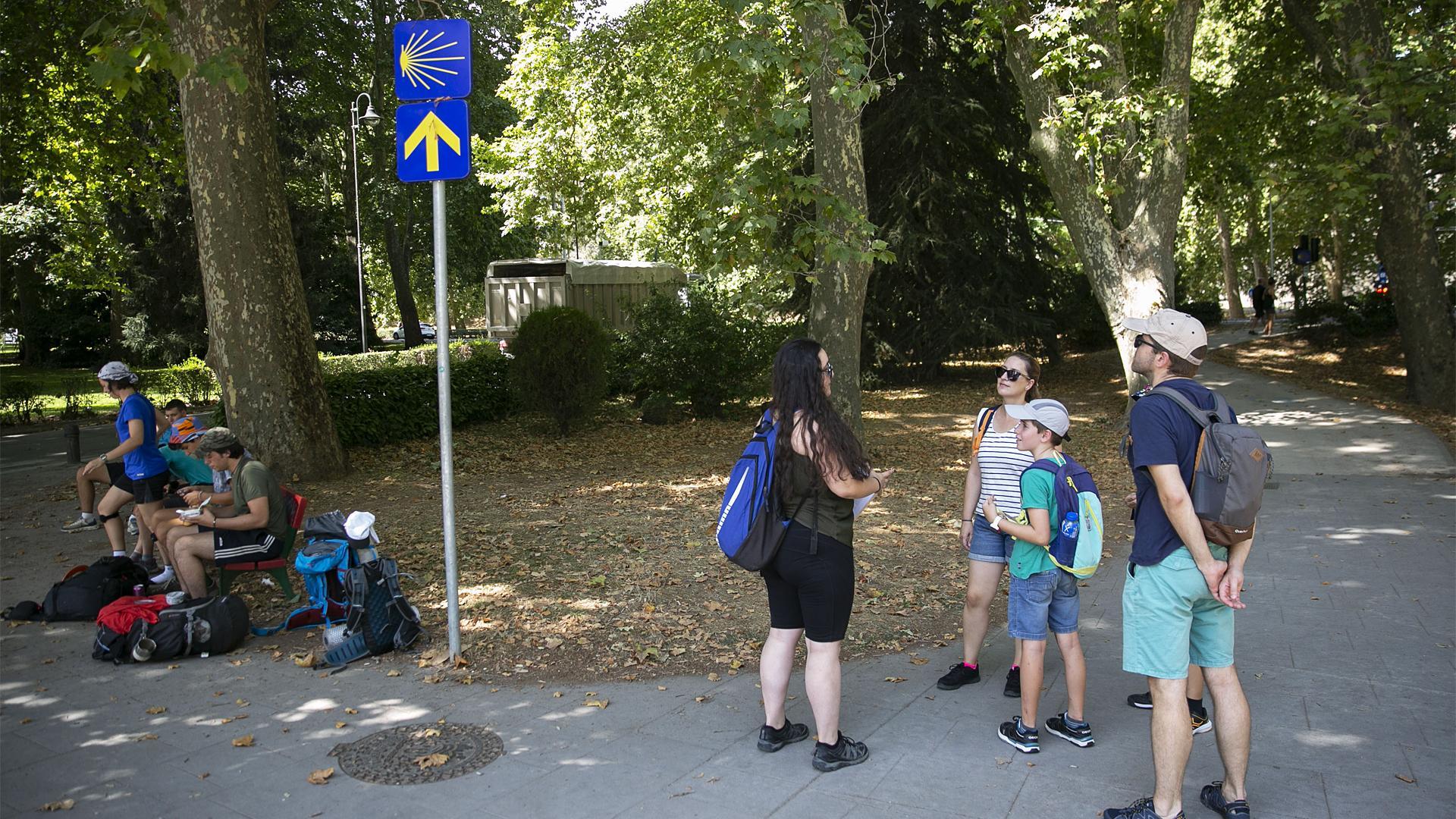 Varias personas participan en uno de los juegos en Pamplona