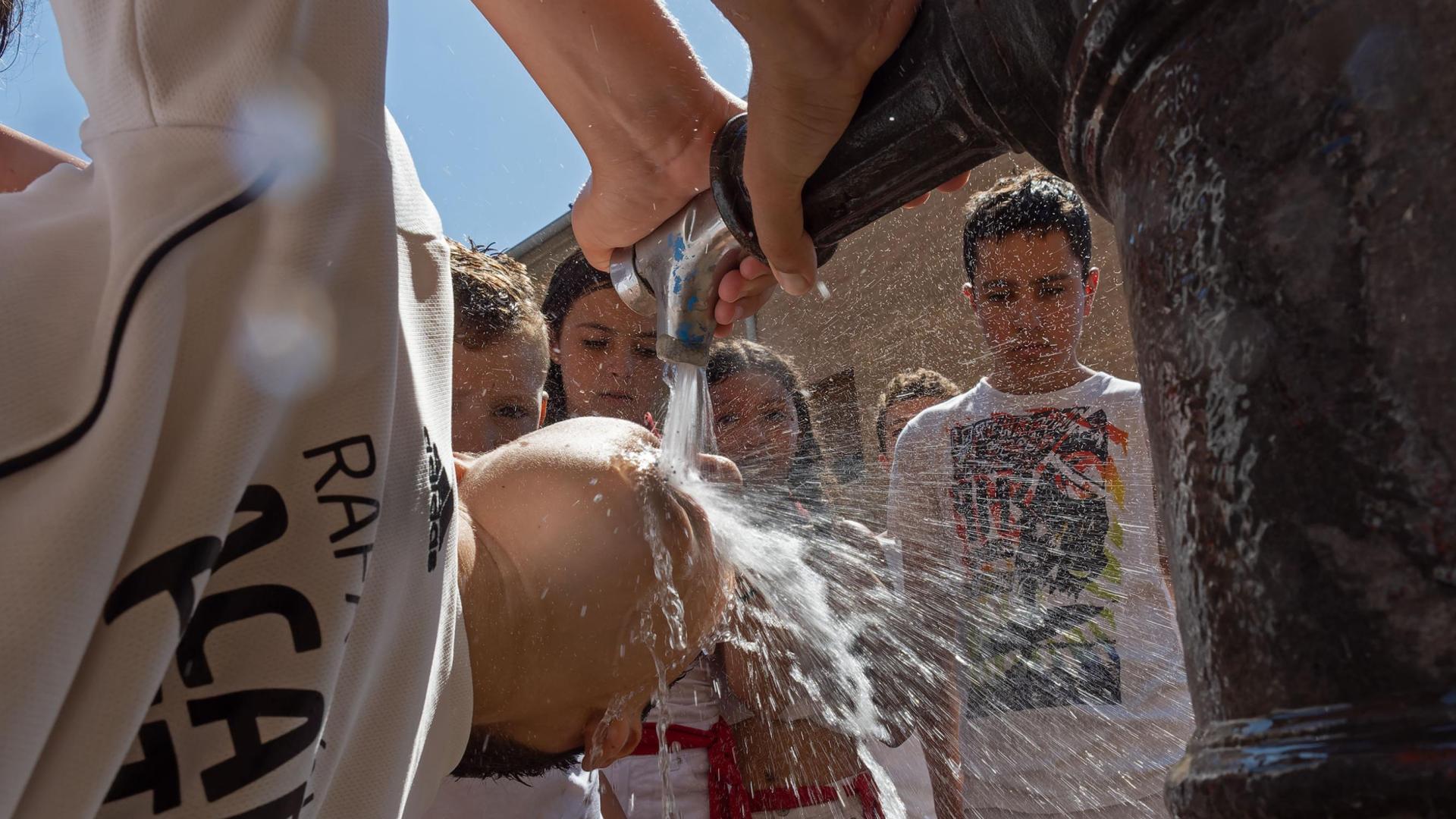 Jóvenes refrescándose en fiestas de Los Arcos