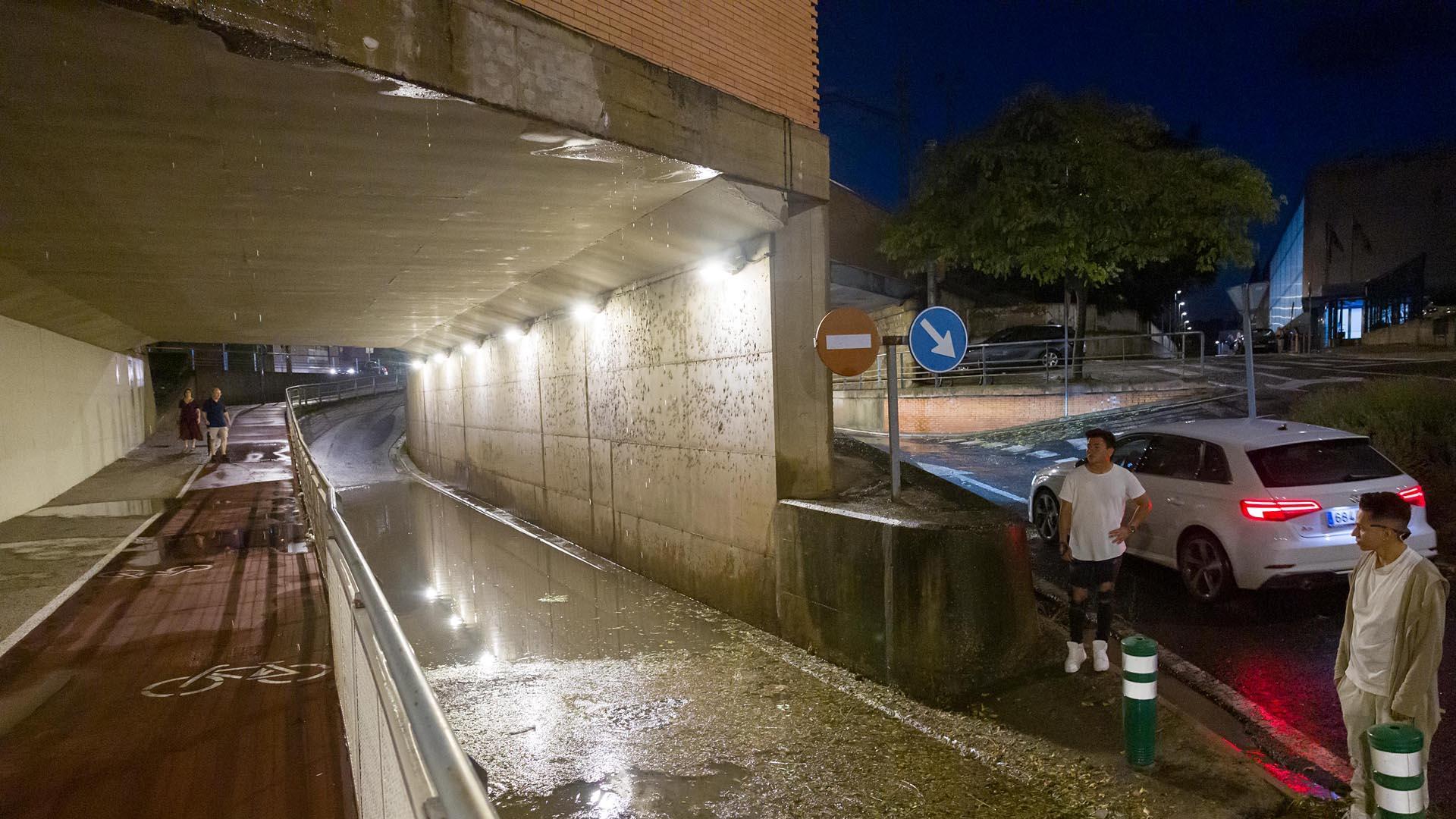 Efectos de la tormenta de verano en Tudela donde el granizo y el agua provocaron inundaciones y desperfectos