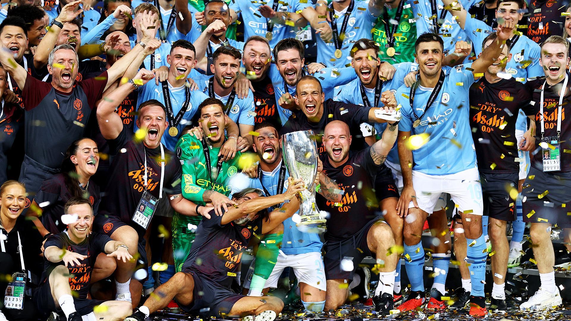 Los jugadores del City con el trofeo de la Supercopa de Europa tras vencer al Sevilla en la final