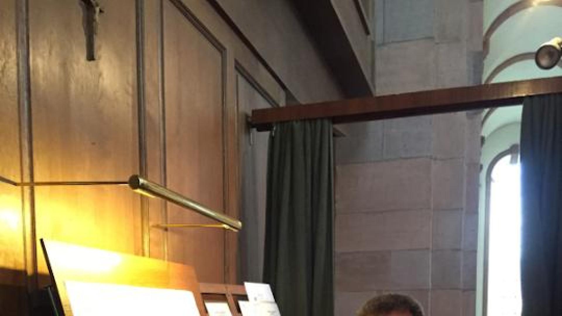 Hoy arranca el Ciclo de Órgano de Larraga con un concierto de Juan Paradell Solé, organista emérito de las celebraciones del Papa.