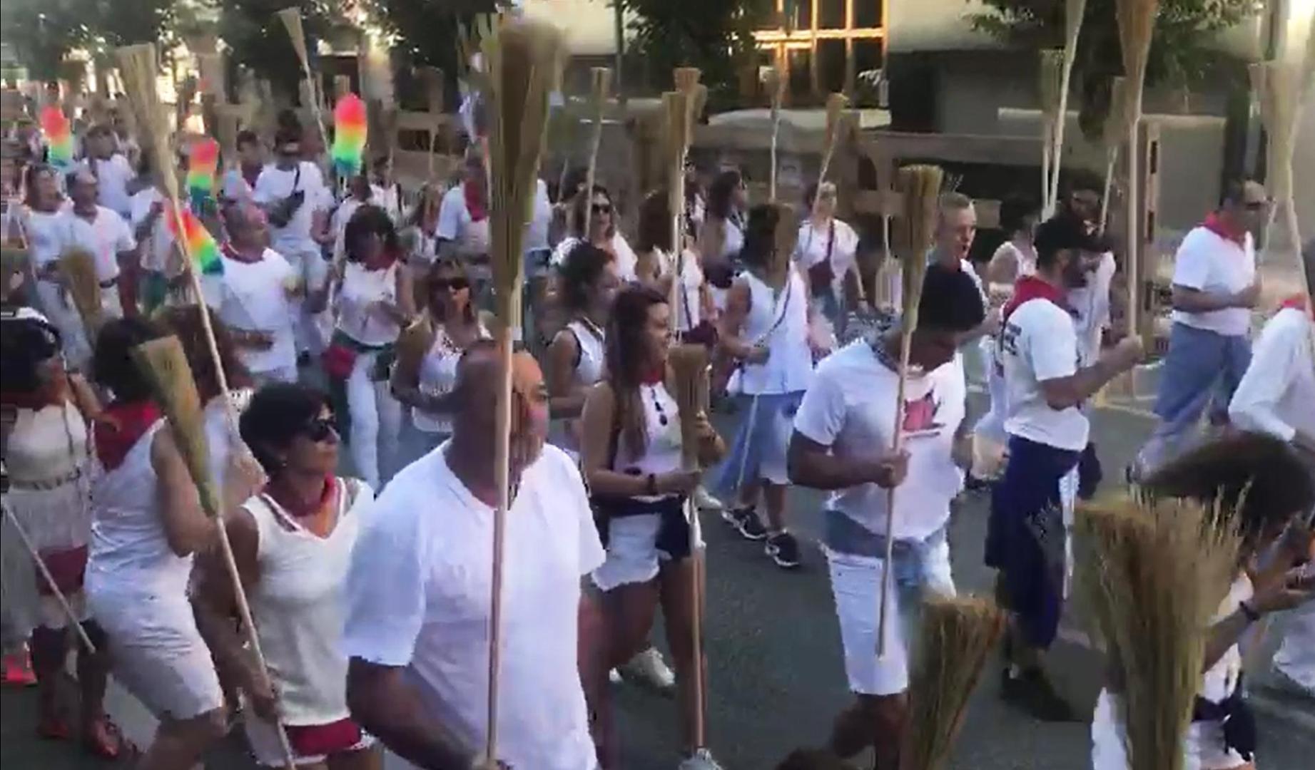 Desfile de las escobas en las fiestas de Tafalla 2023
