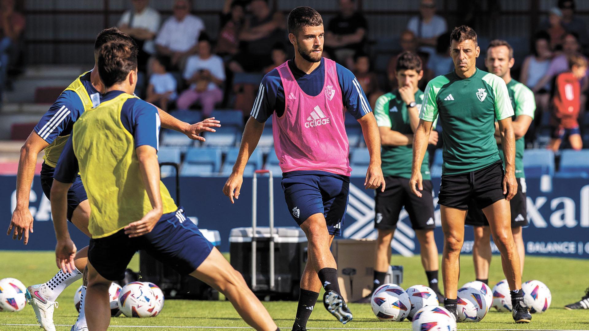 Iker Muñoz golpea con el interior de su derecha en un ejercicio del entrenamiento de este jueves,17 de agosto