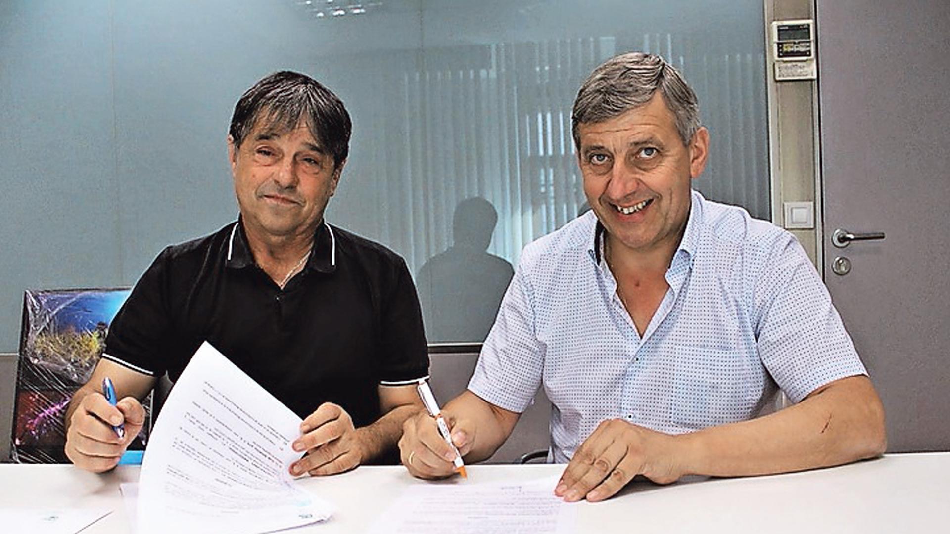 Tatono Arregui y Javier Mariezcurrena firman el acuerdo
