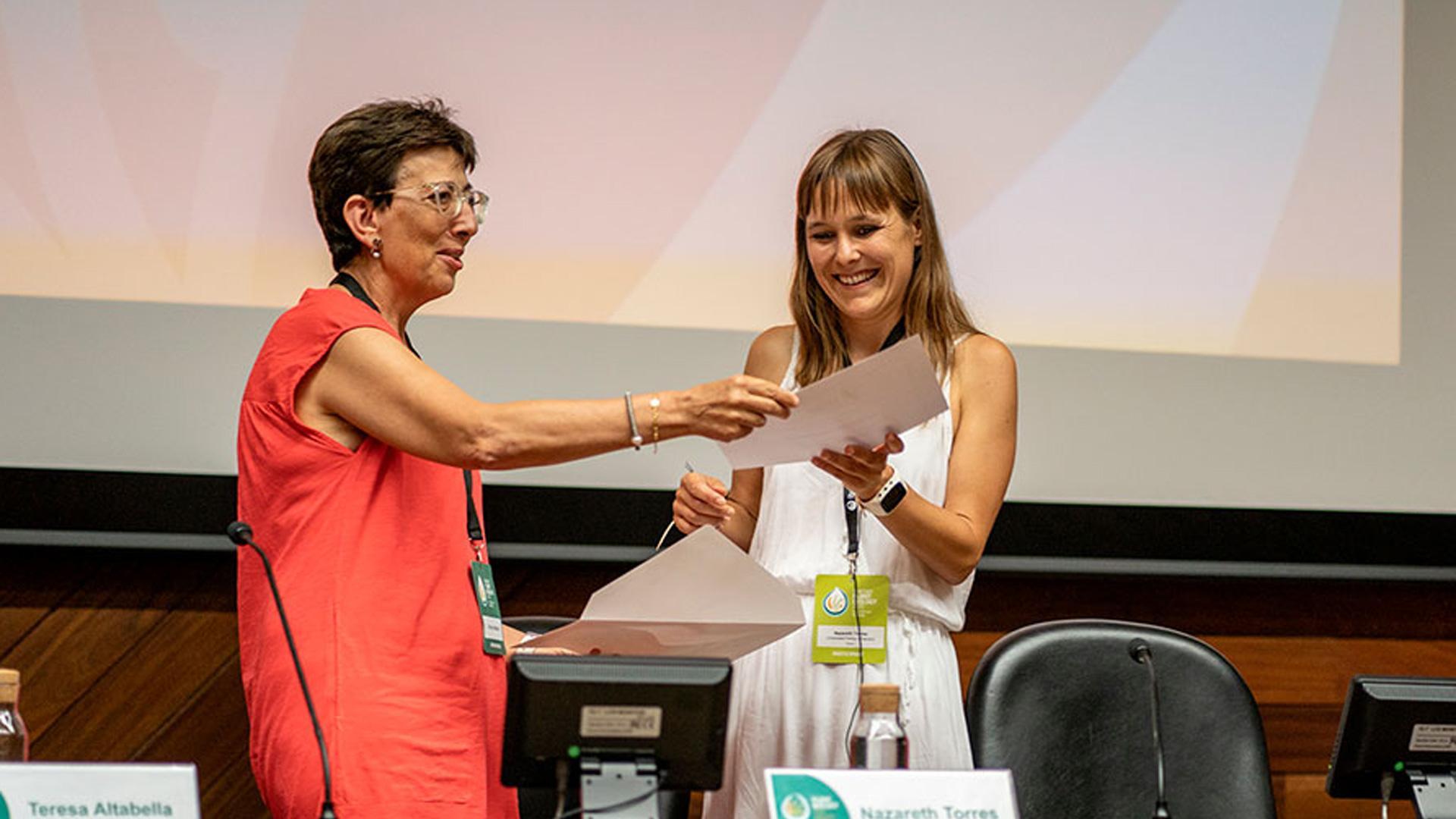 Nazareth Torres recibiendo el premio de la Sociedad Española de Biología de Plantas en Braga (Portugal). (Fotografía de Paúl Arciniega Benavides)