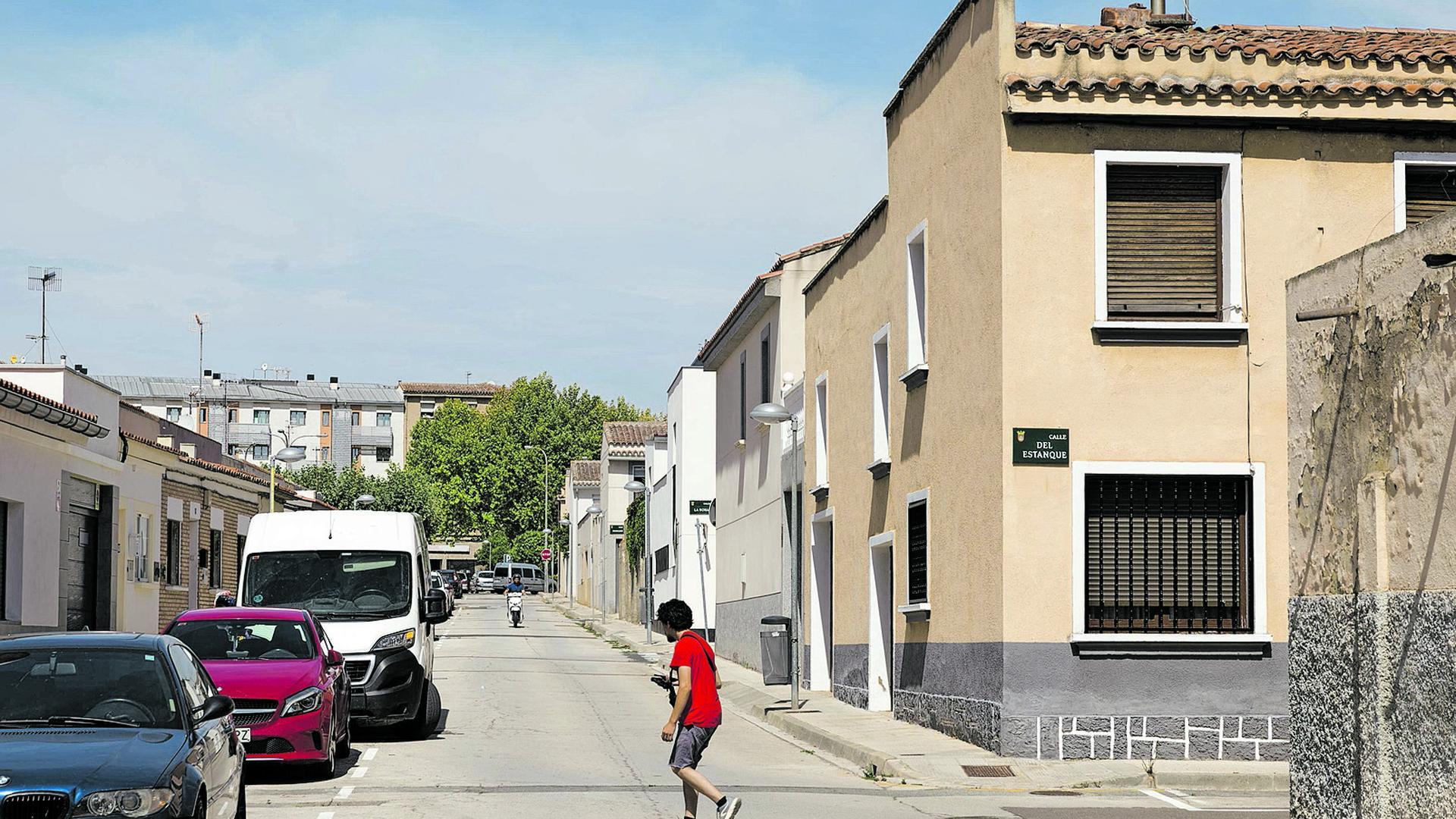 Un vecino transita por la calle Almenara, en su intersección con la del Estanque, vías ambas que se van a renovar