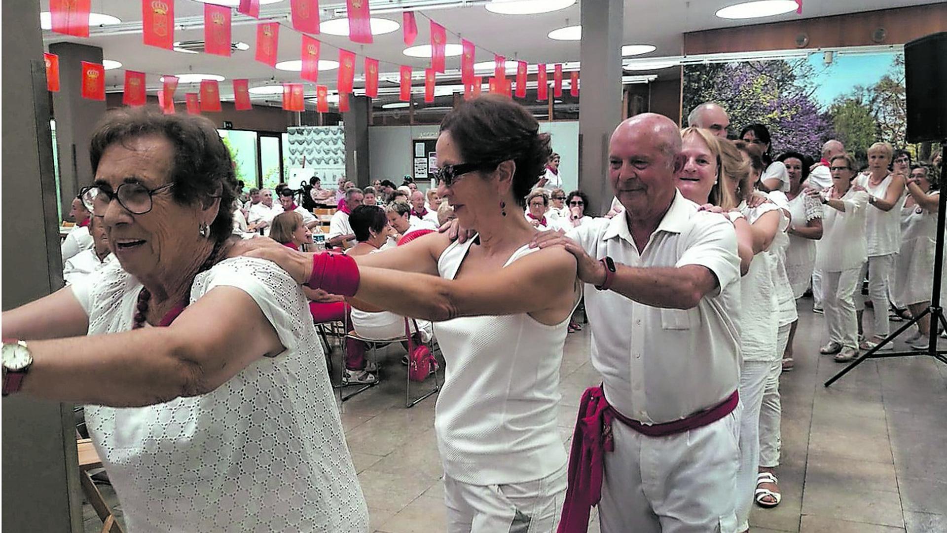 El ambiente se caldeó después de la comida y muchos se animaron a bailar una conga