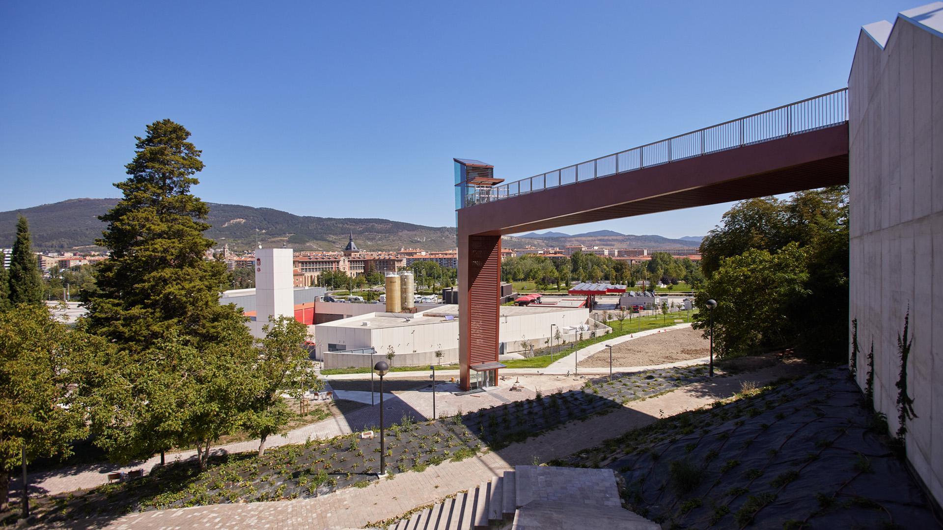 El ascensor, a falta de unos últimos trámites, está terminado, y a su alrededor se puede ver el nuevo parque