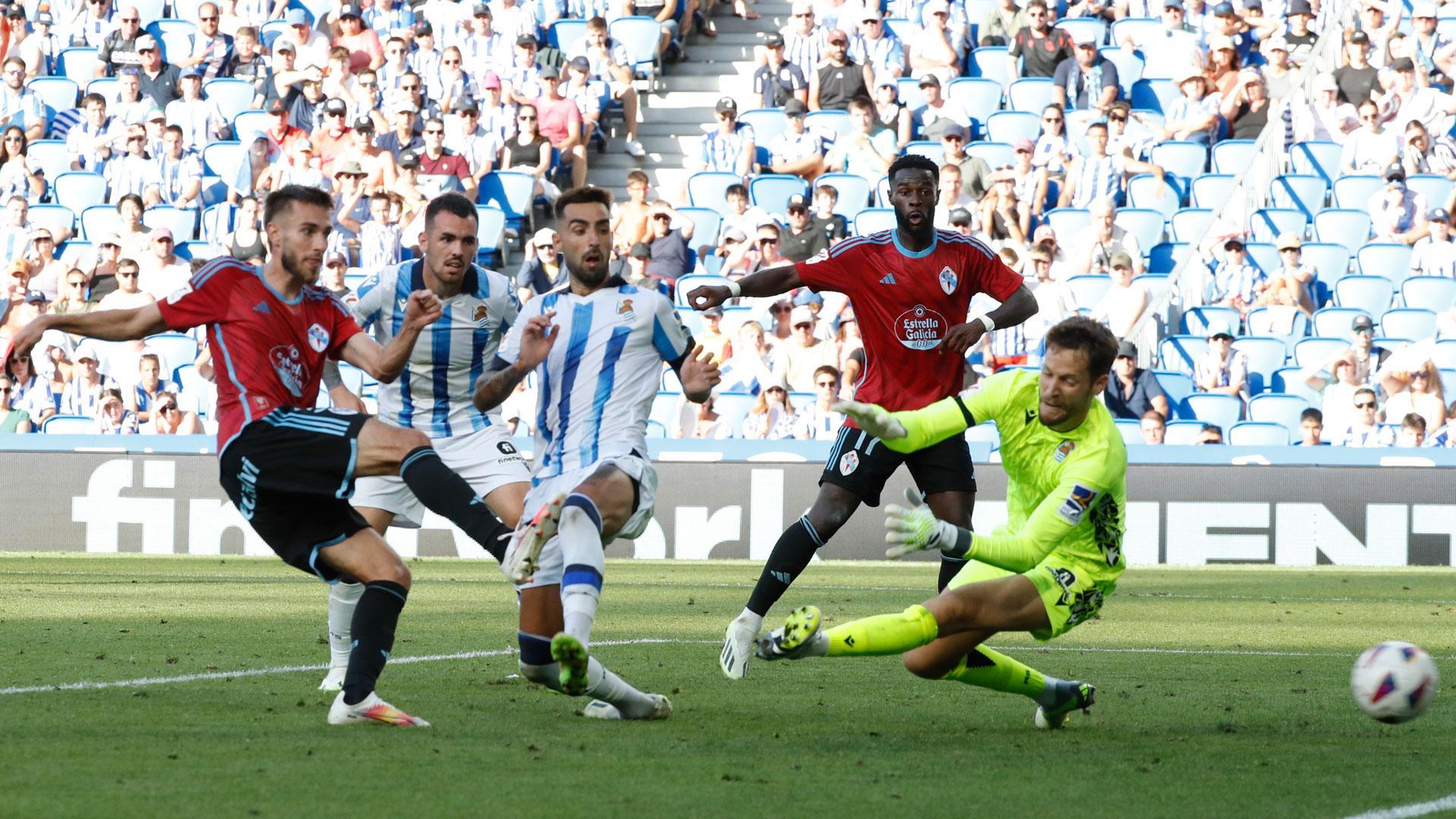 Óscar Mingueza, defensa del Celta de Vigo, dispara a puerta durante el partido ante la Real Sociedad en el Reale Arena de San Sebastián