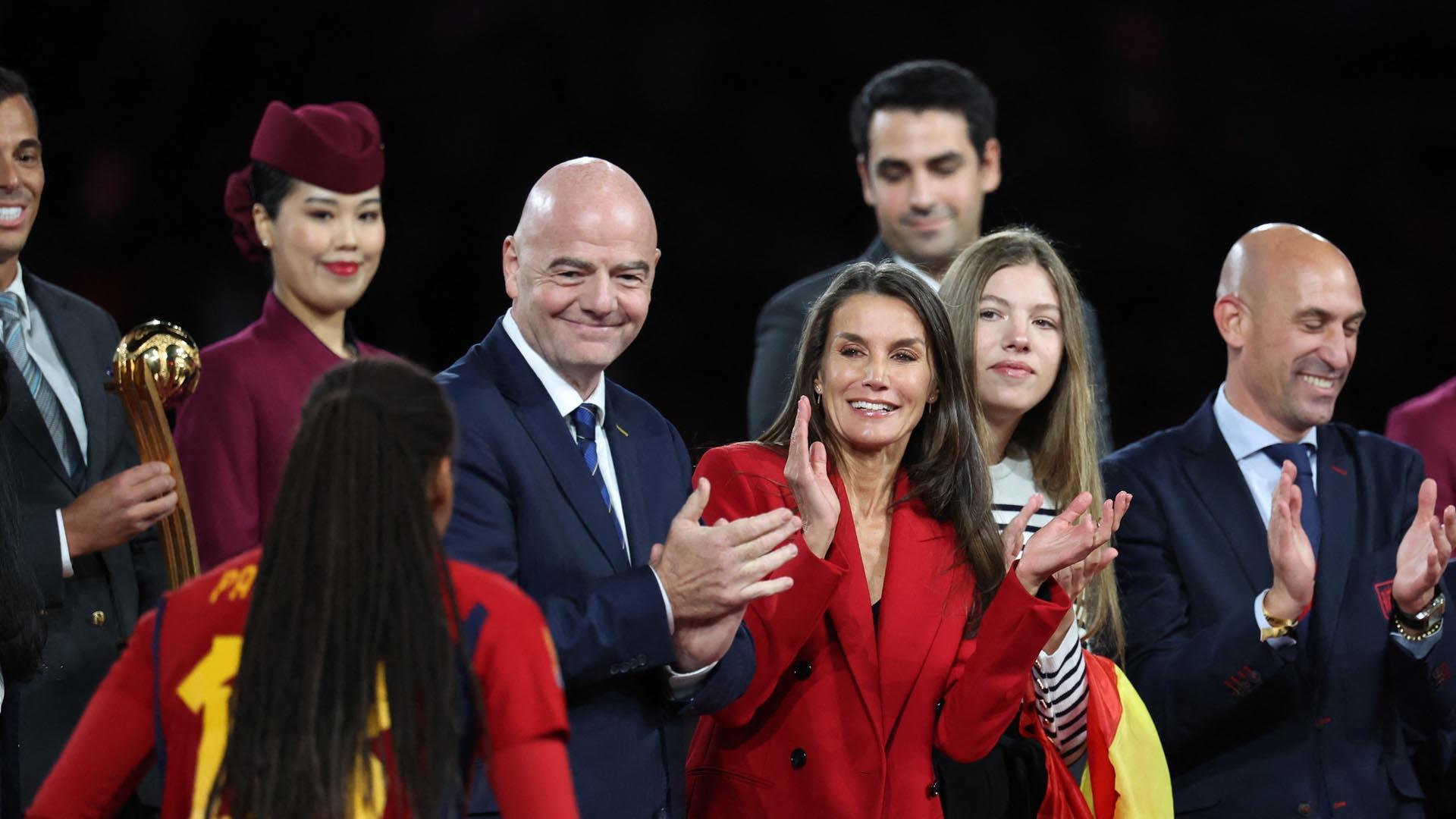 La reina Letizia y la infanta Sofía, durante la entrega de trofeos