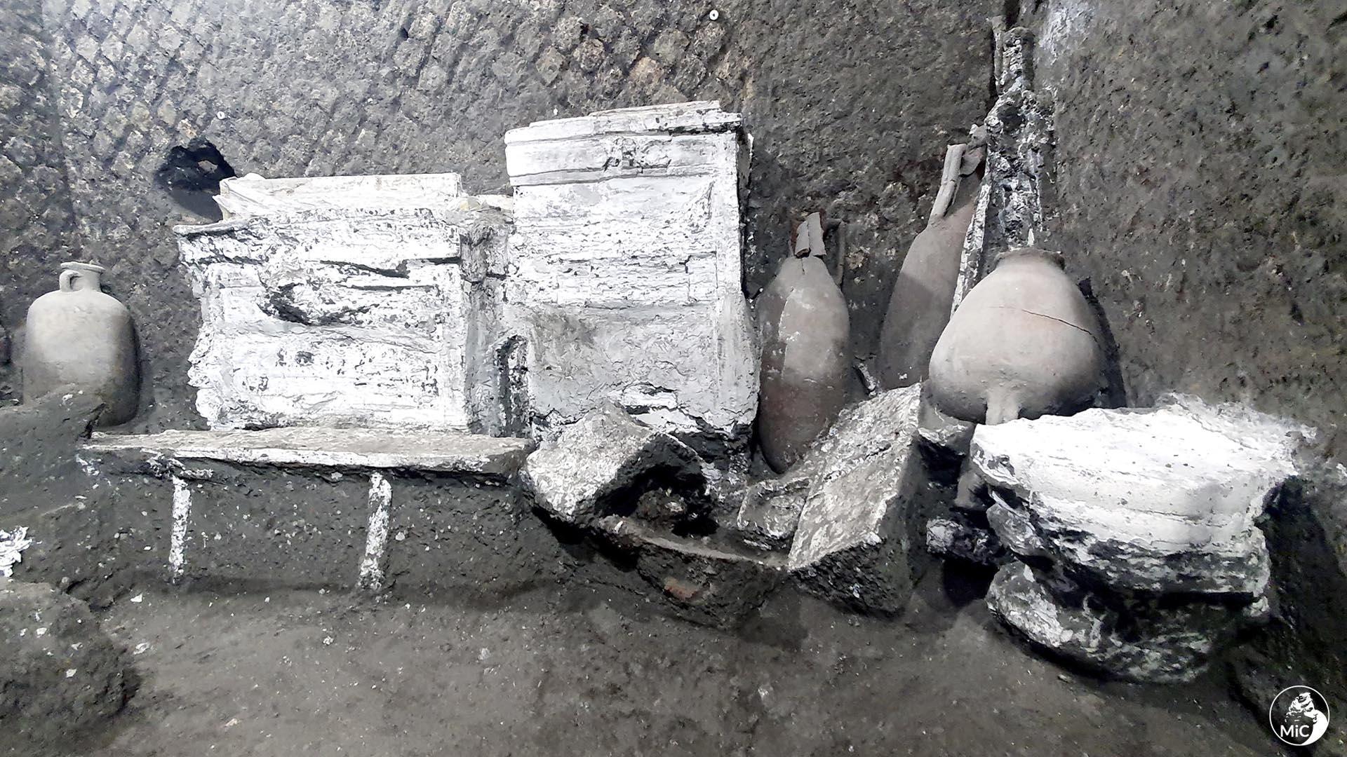 El hallazgo en el parque arqueológico de Pompeya (sur de Italia) del mobiliario y la decoración de una habitación en la villa romana de Civita Giuliana, a unos 600 metros de los muros de la ciudad antigua, permite ayudar a reconstruir la vida de los esclavos en la localidad destruida por la erupción del Vesubio en el 79 d.C.