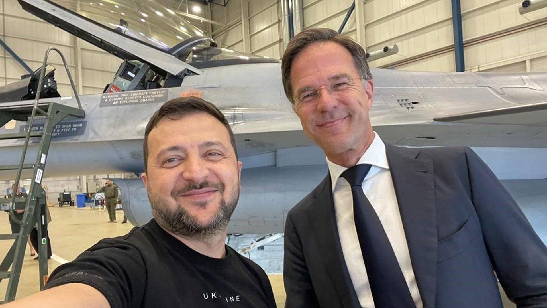 El presidente ucraniano, Volodímir Zelenski, posa para la foto junto al primer ministro de los Países Bajos, Mark Rutte