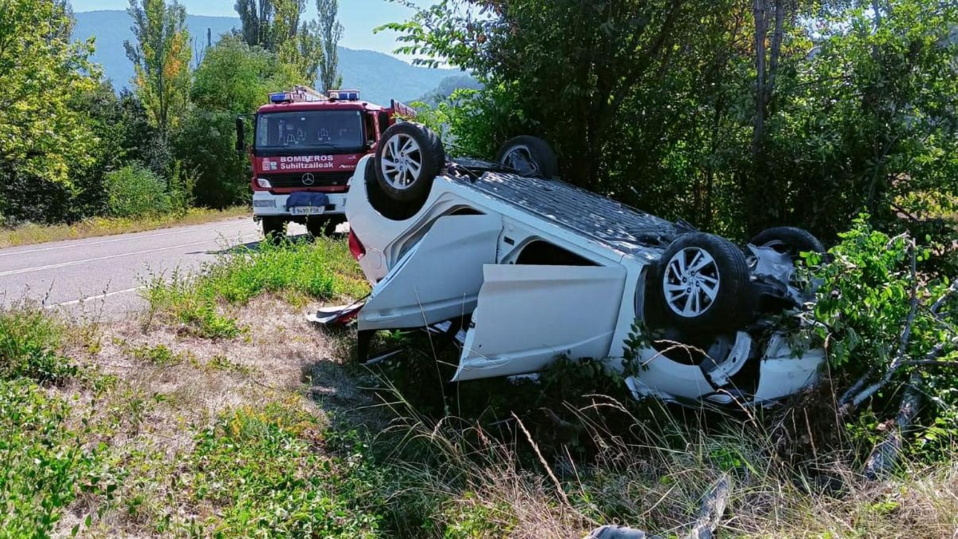 Estado en el que ha quedado el vehículo tras salirse de la vía y volcar en Navascués