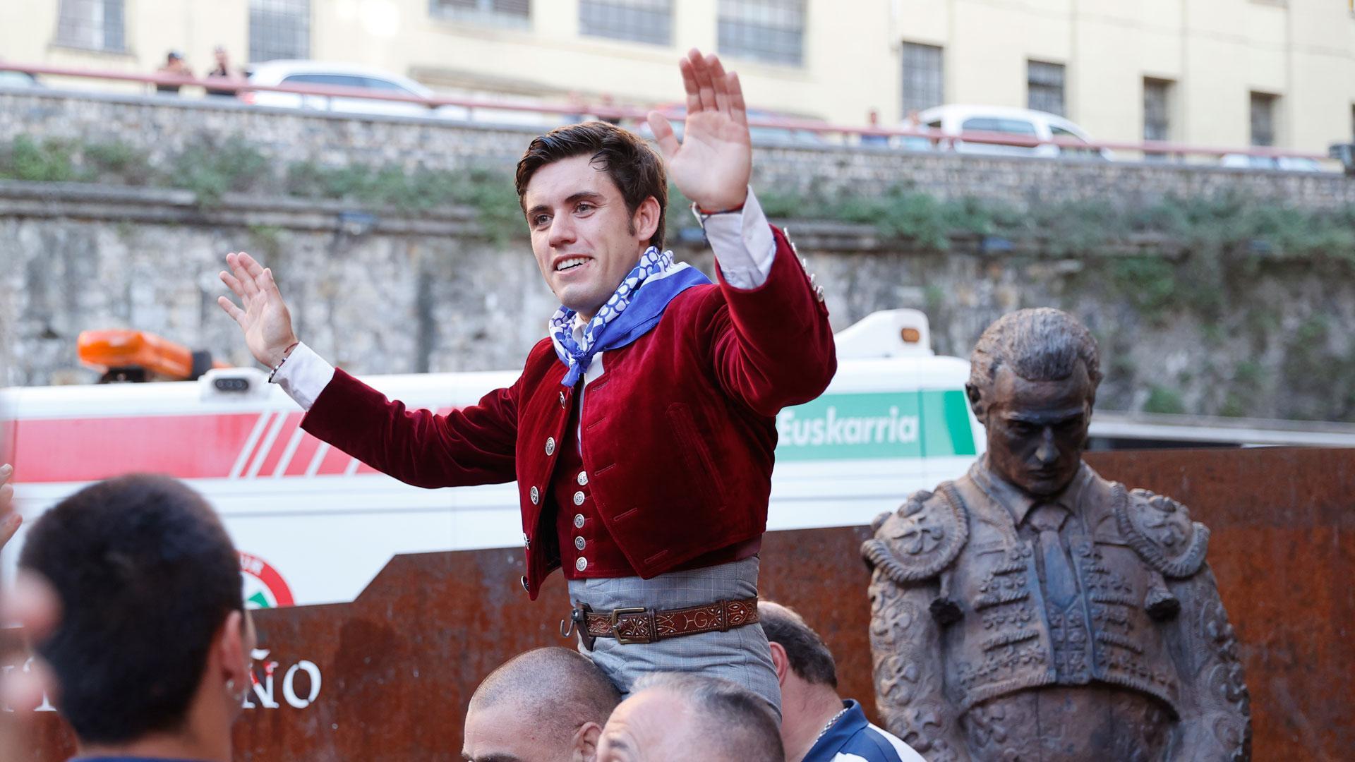 El rejoneador navarro Guillermo Hermoso de Mendoza sale a hombros tras la corrida de rejones de este domingo, en la plaza de toros de Vista Alegre de Bilbao