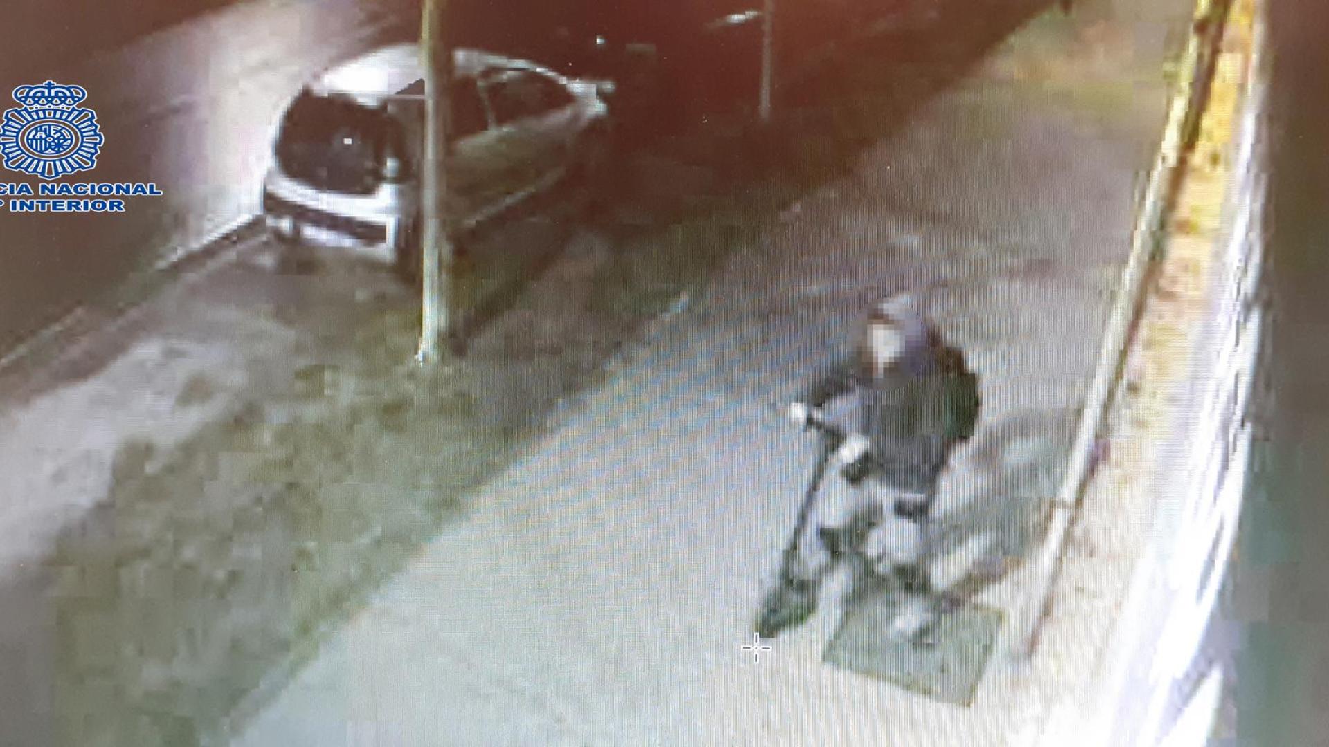 El detenido se acercó a la víctima en un patinete