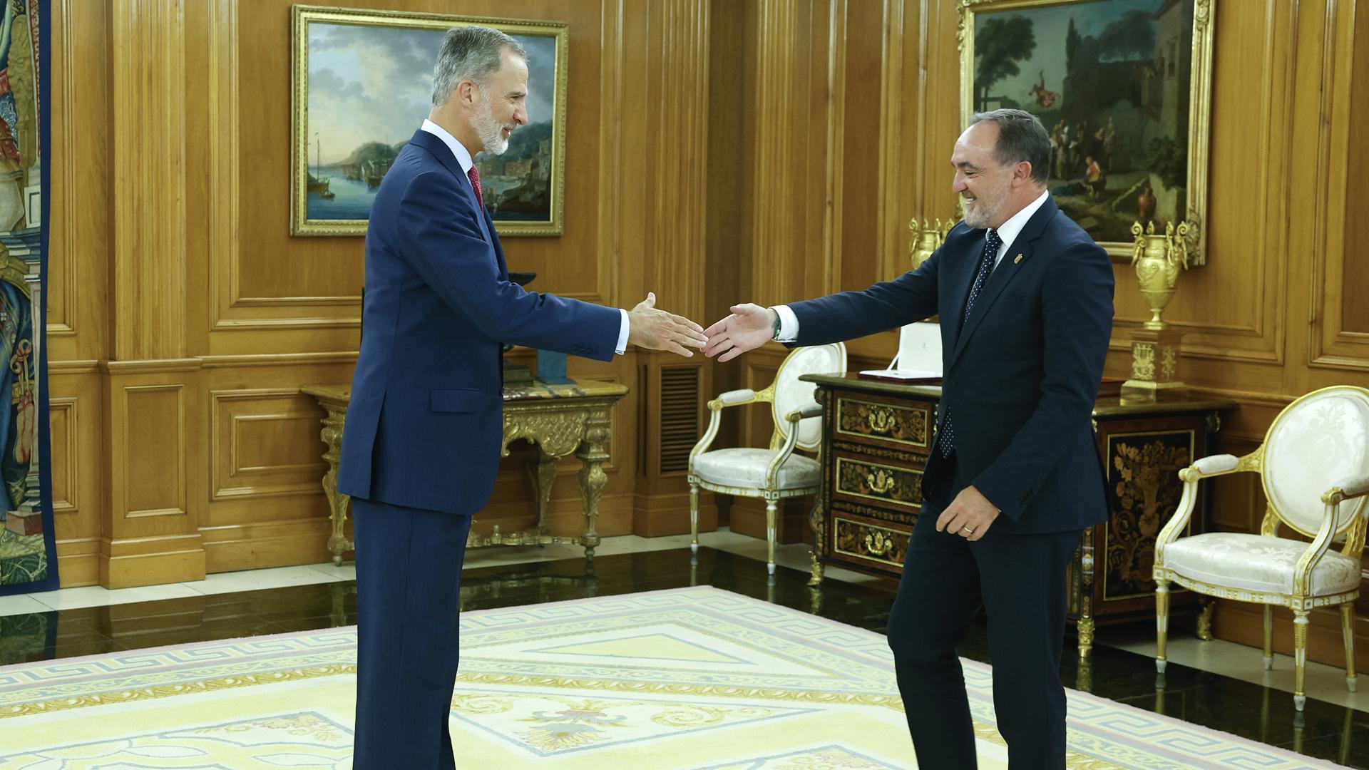 Felipe VI ha recibido este lunes en su despacho del Palacio de la Zarzuela al presidente de Unión del Pueblo Navarro (UPN), Javier Esparza, en la primera de las siete reuniones que mantendrá durante dos días con dirigentes políticos en la ronda de consultas para proponer candidato a la investidura