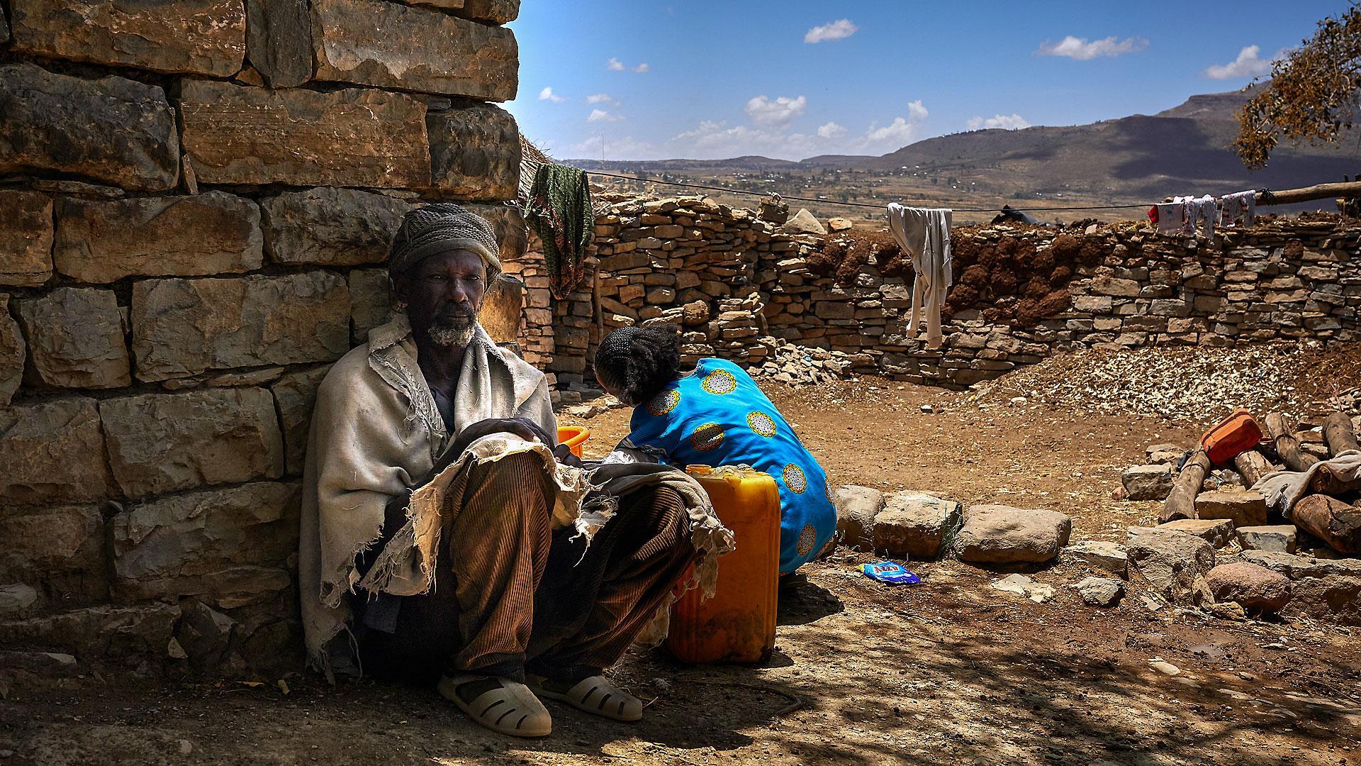 Una familia rural etíope coge agua de un pozo en Tigray
