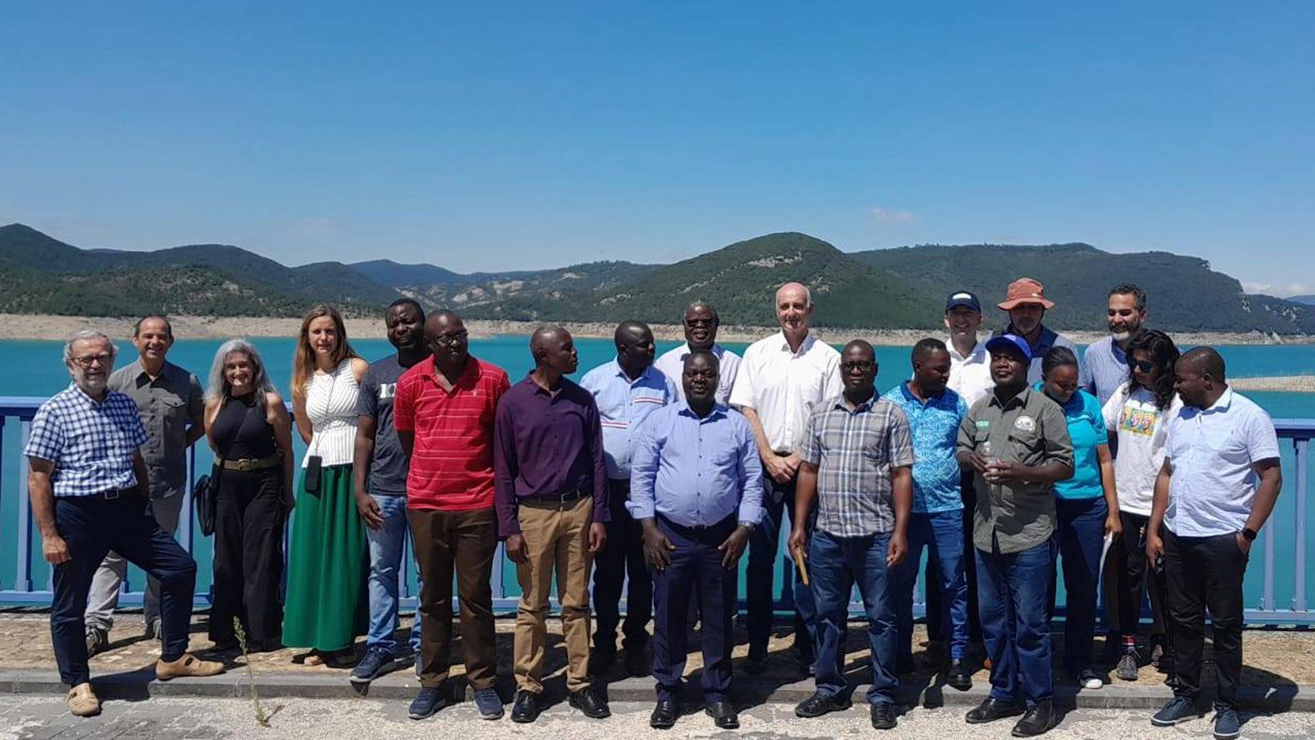 La delegación de Malawi y del Banco Mundial, junto a responsables del Canal en el embalse de Itoiz