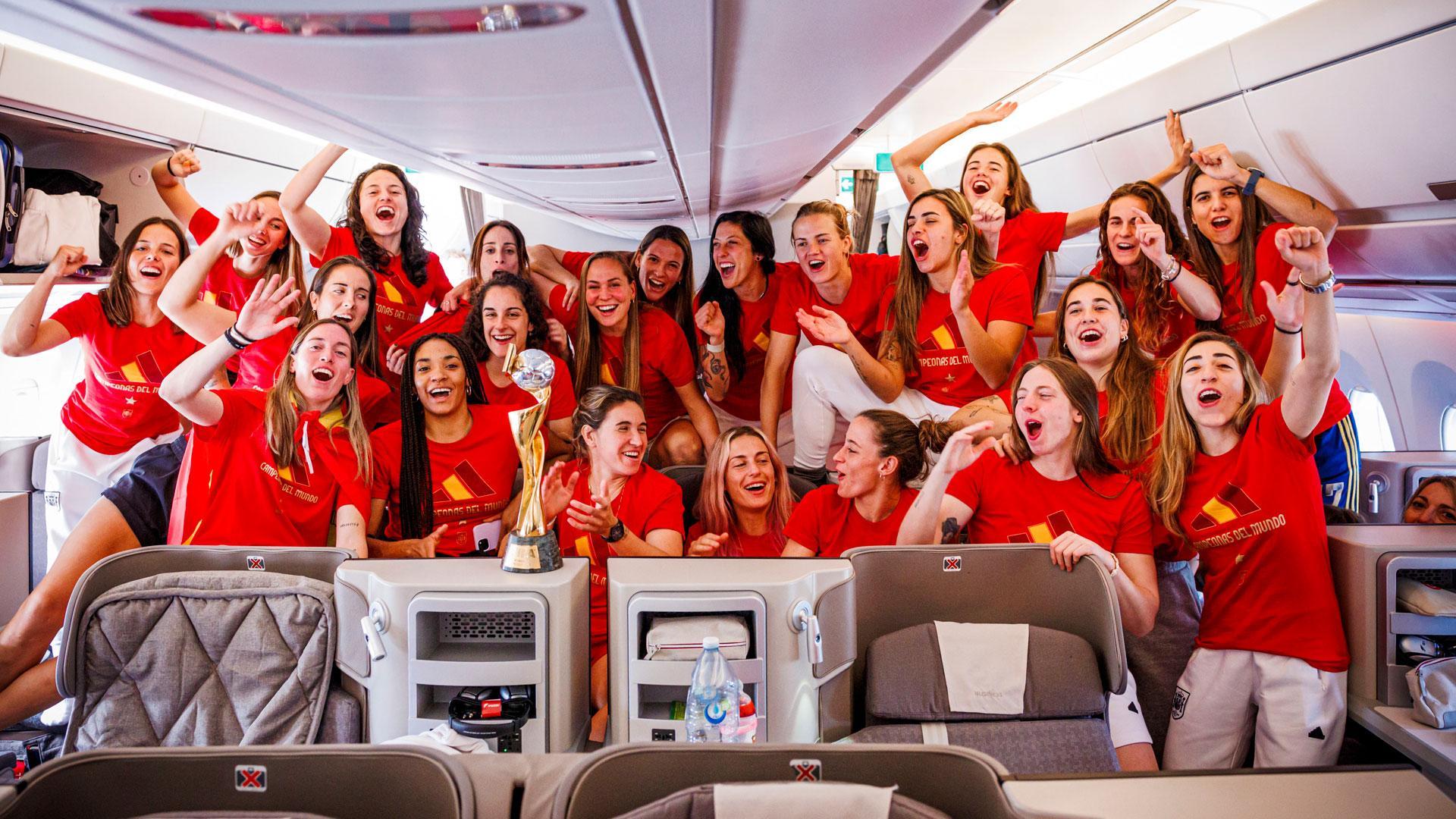Las jugadoras de la selección española de fútbol femenino celebran su victoria en el Campeonato del Mundo dentro del avión en Doha, de camino a Madrid