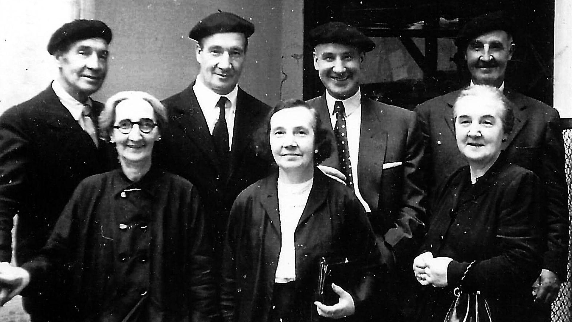 TIEMPO DE IDA Y VUELTA  Mi tatarabuelo Miguel Echavarren Lecumberri (Egüés, 1845) emigró a Montevideo (Uruguay) junto a su hermano Pedro. Miguel compró el reloj que acompaña estas líneas en una relojería de la capital sudamericana en 1879, antes de regresar a Navarra para casarse y presentarlo como parte de su dote. De su matrimonio concertado, nacieron ocho hijos (los siete de la foto y otro niño que murió de bebé). De izda a dcha: Juan,  Bernardino, Modesto y José (mi bisabuelo), Rosario, Eulalia e Isabel Echavarren Ibáñez. Miguel dejó en herencia su reloj a su hijo José, que aunque ocupaba el quinto lugar fue el primer varón vivo. Y él, sin pasar por mi abuelo, se lo legó a mi padre poco antes de morir y a los meses de que yo naciera. Un aparato de casi siglo y medio que atravesó el Atlántico, testigo del paso del tiempo de generación en generación. Las manecillas de un ‘remontier’ que siguen girando de manera inexpugnable.