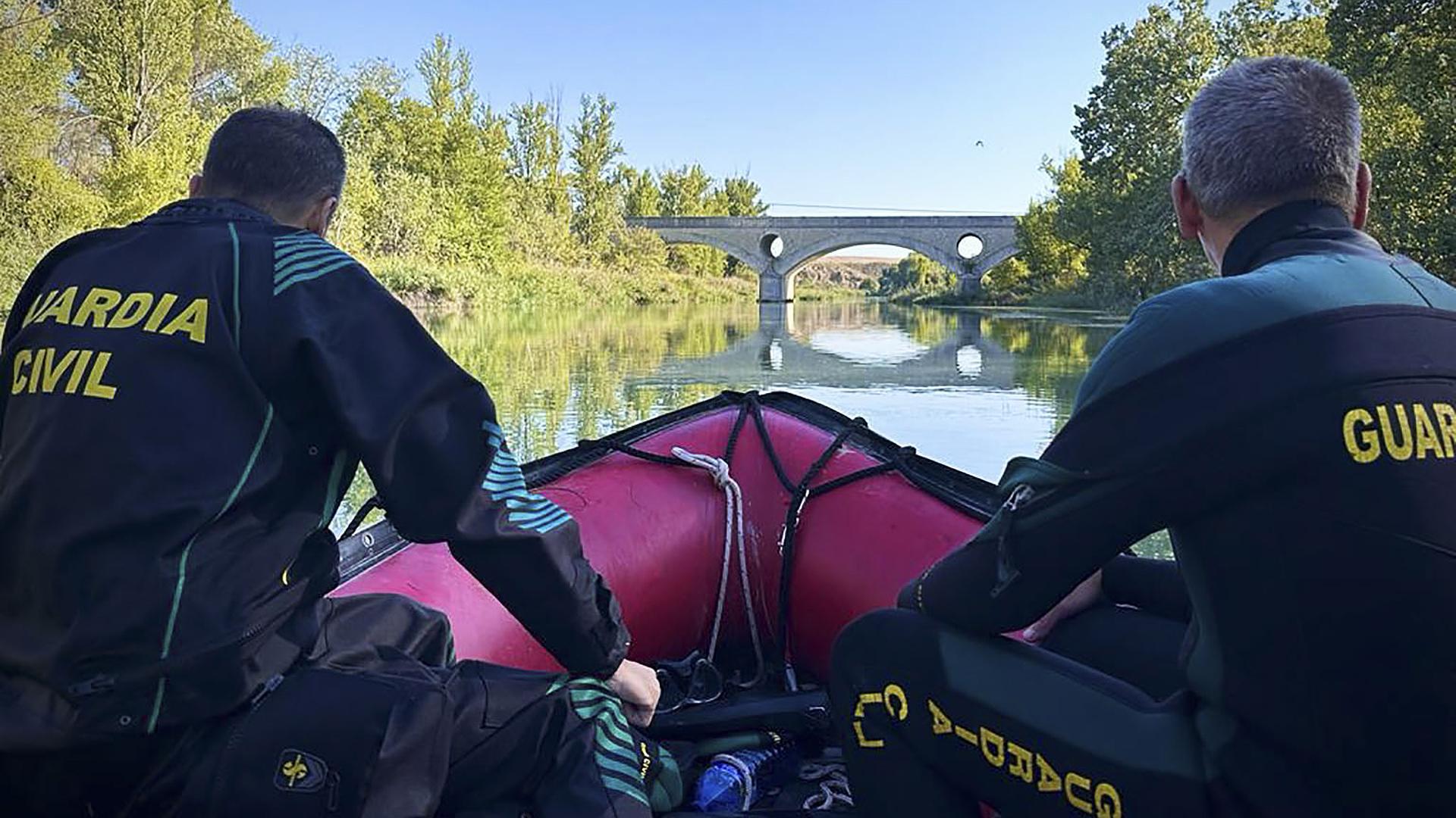 Efectivos de la Guardia Civil realizan labores de búsqueda del desaparecido en el río Tajo