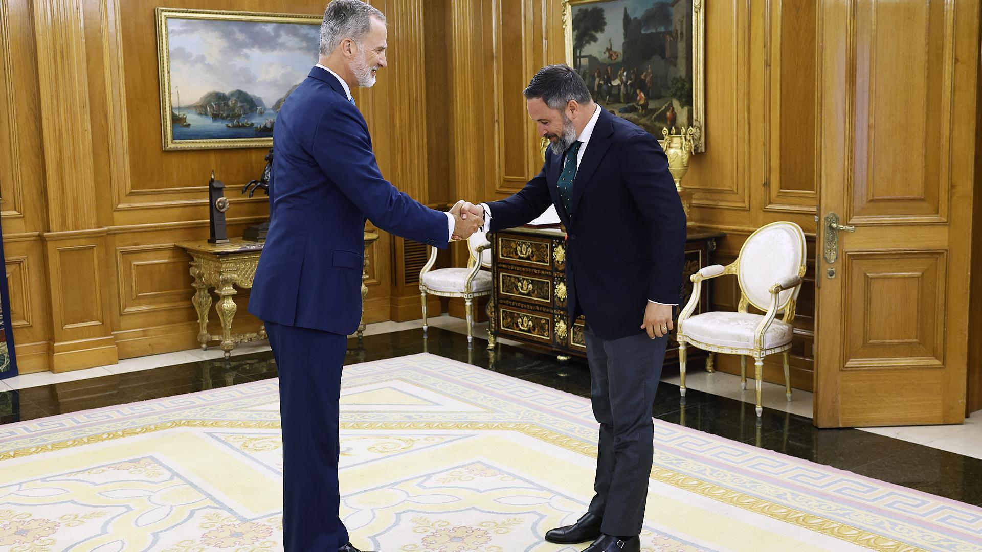 El rey Felipe VI y Santiago Abascal al inicio de su encuentro