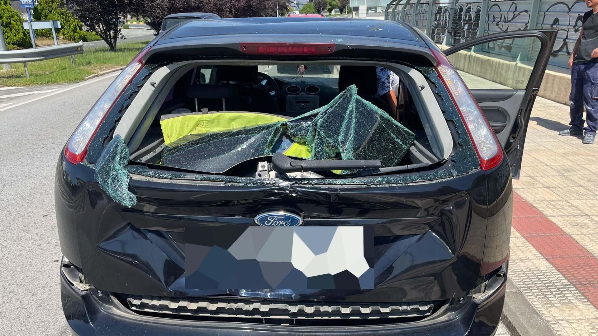 Estado en el que quedó la luna trasera del coche contra el que colisionó la motocicleta