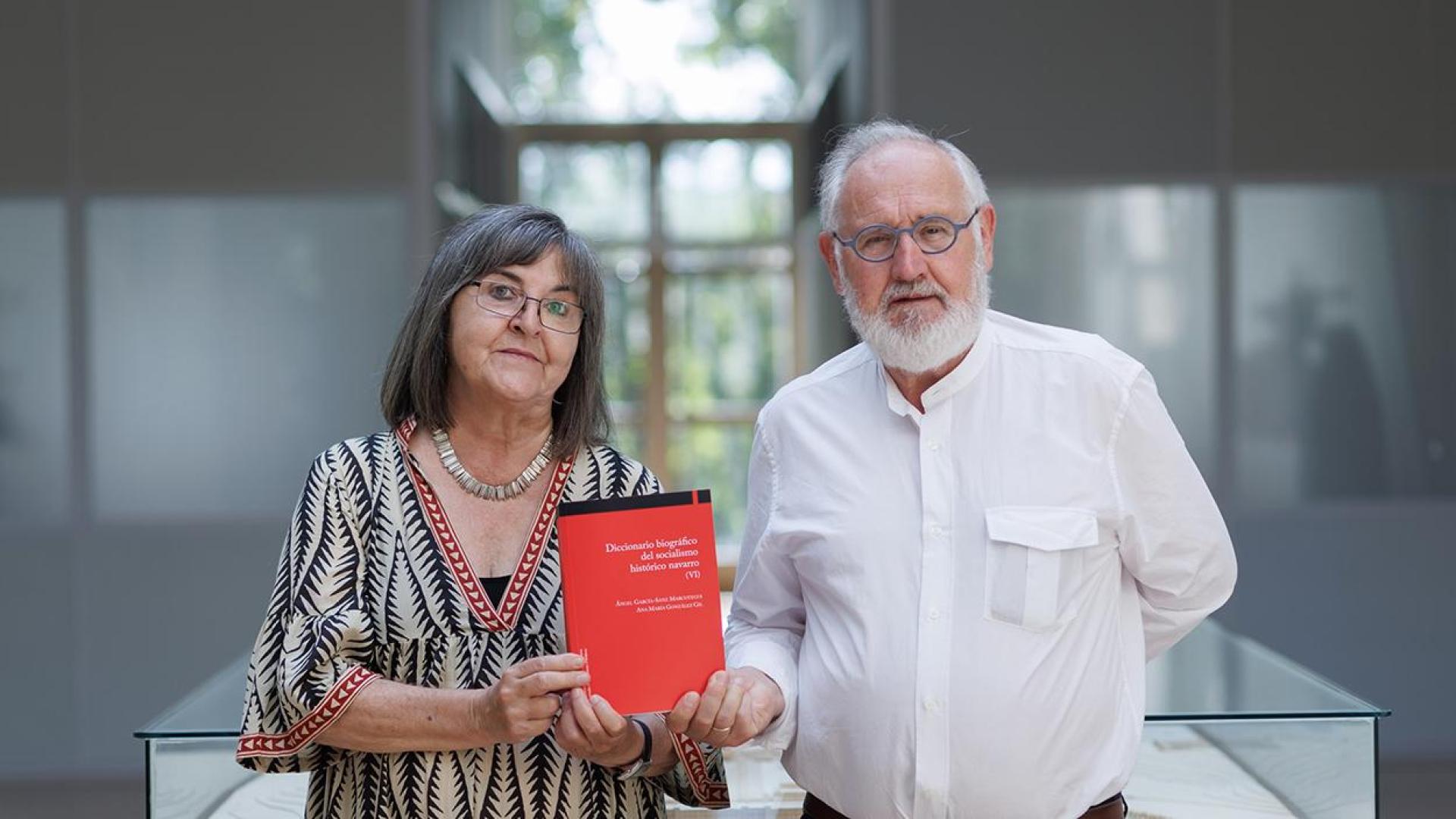 Los investigadores Ana María González Gil y Ángel García-Sanz Marcotegui posan con su nueva obra