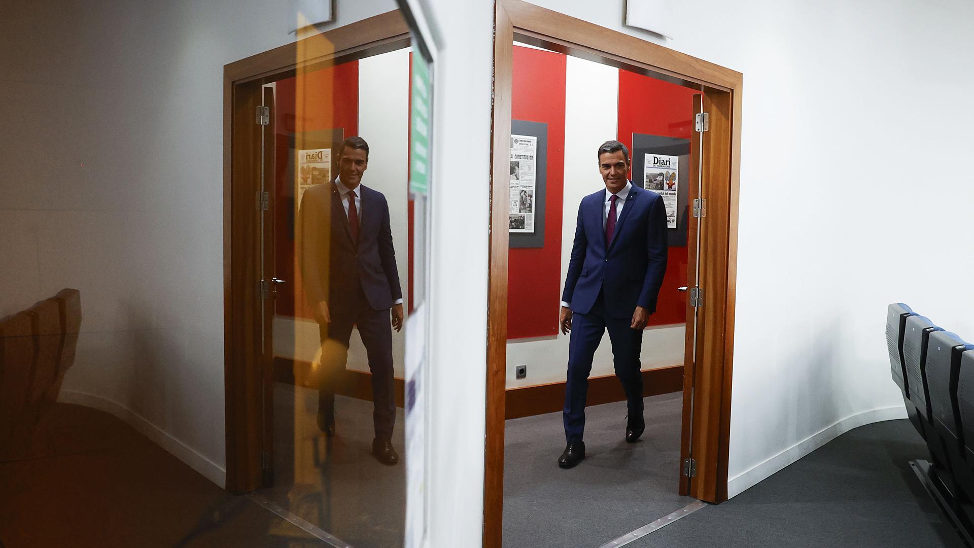 El presidente del Gobierno en funciones y líder del PSOE, Pedro Sánchez, a su llegada a una rueda de prensa en el Palacio de la Moncloa