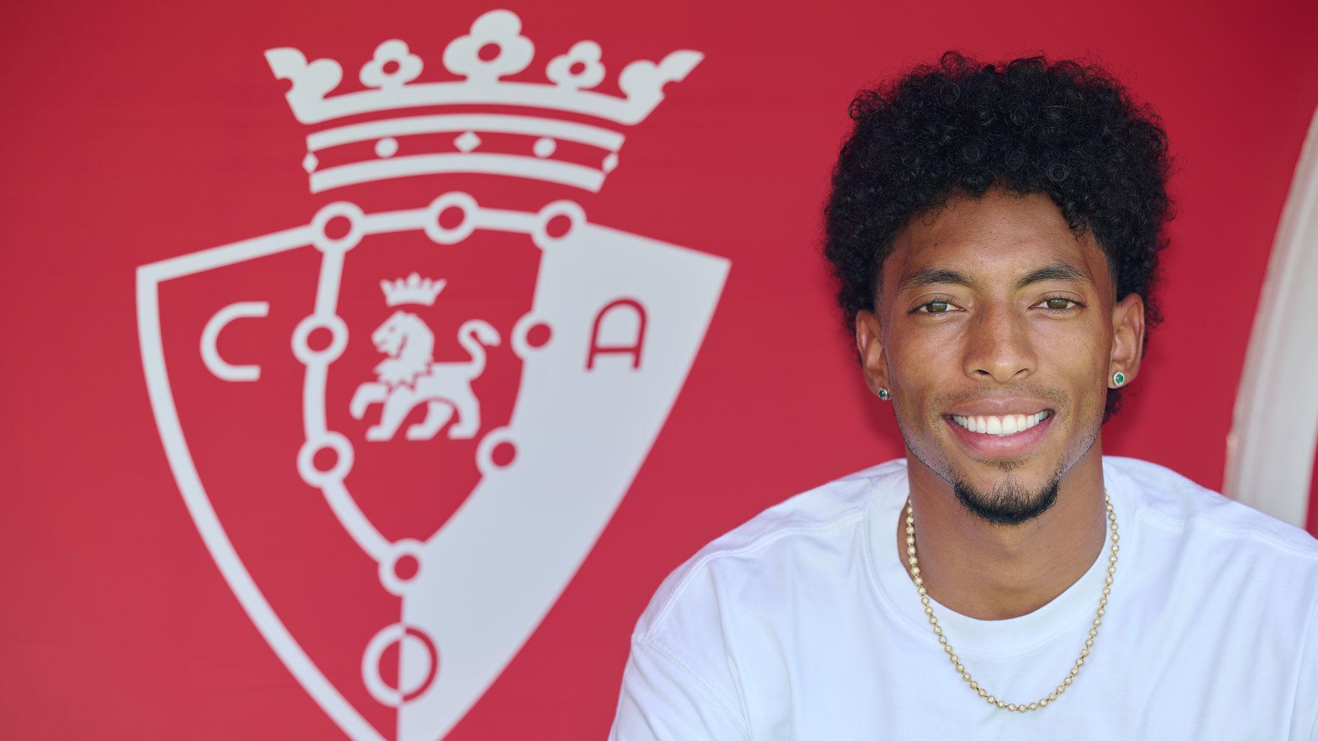 El jugador colombiano de Osasuna, Johan Mojica, durante la entrevista concedidaeste martes en las instalaciones de Tajonar, previa al partido de la Conference League