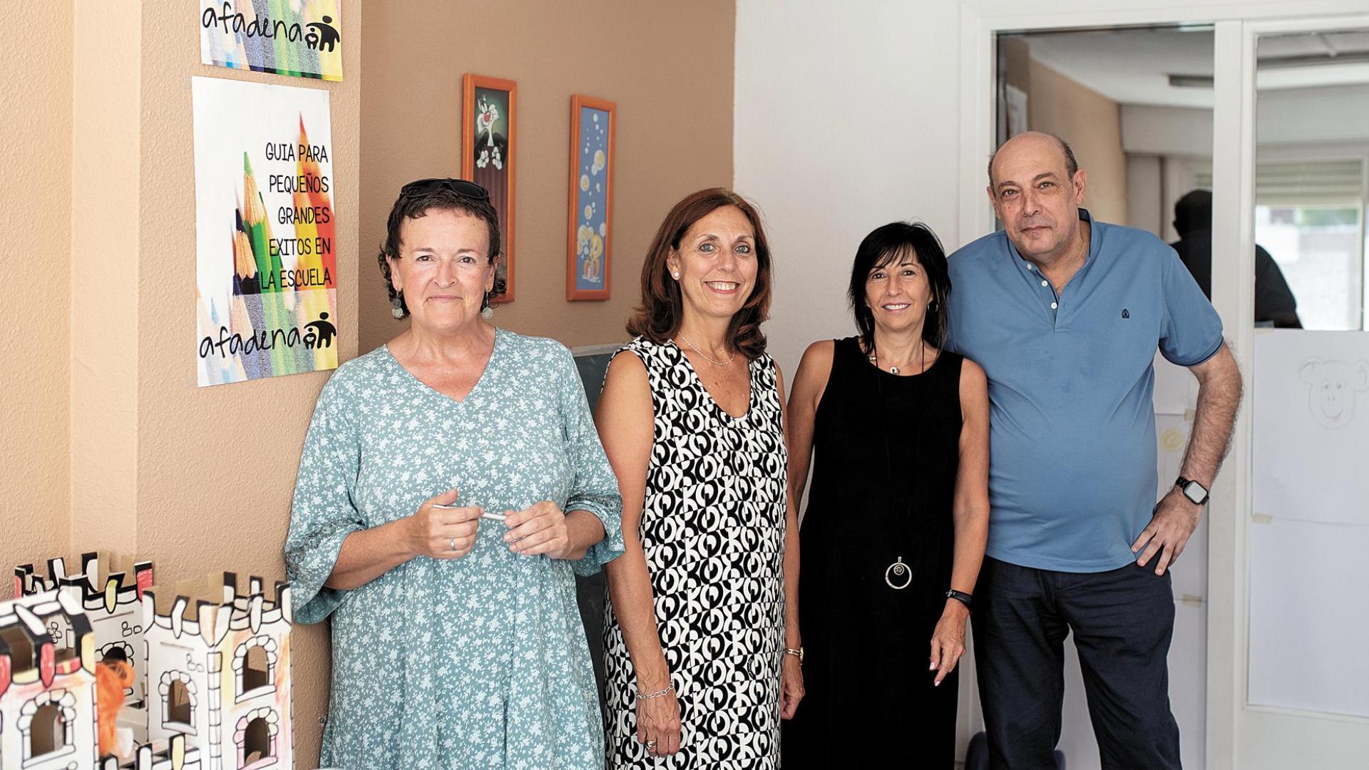Inma Cestau, Carmela Muñoz, Susana Arandigoien e Iñaki Arana, miembros de la junta de Afadena, en la sede de la asociación