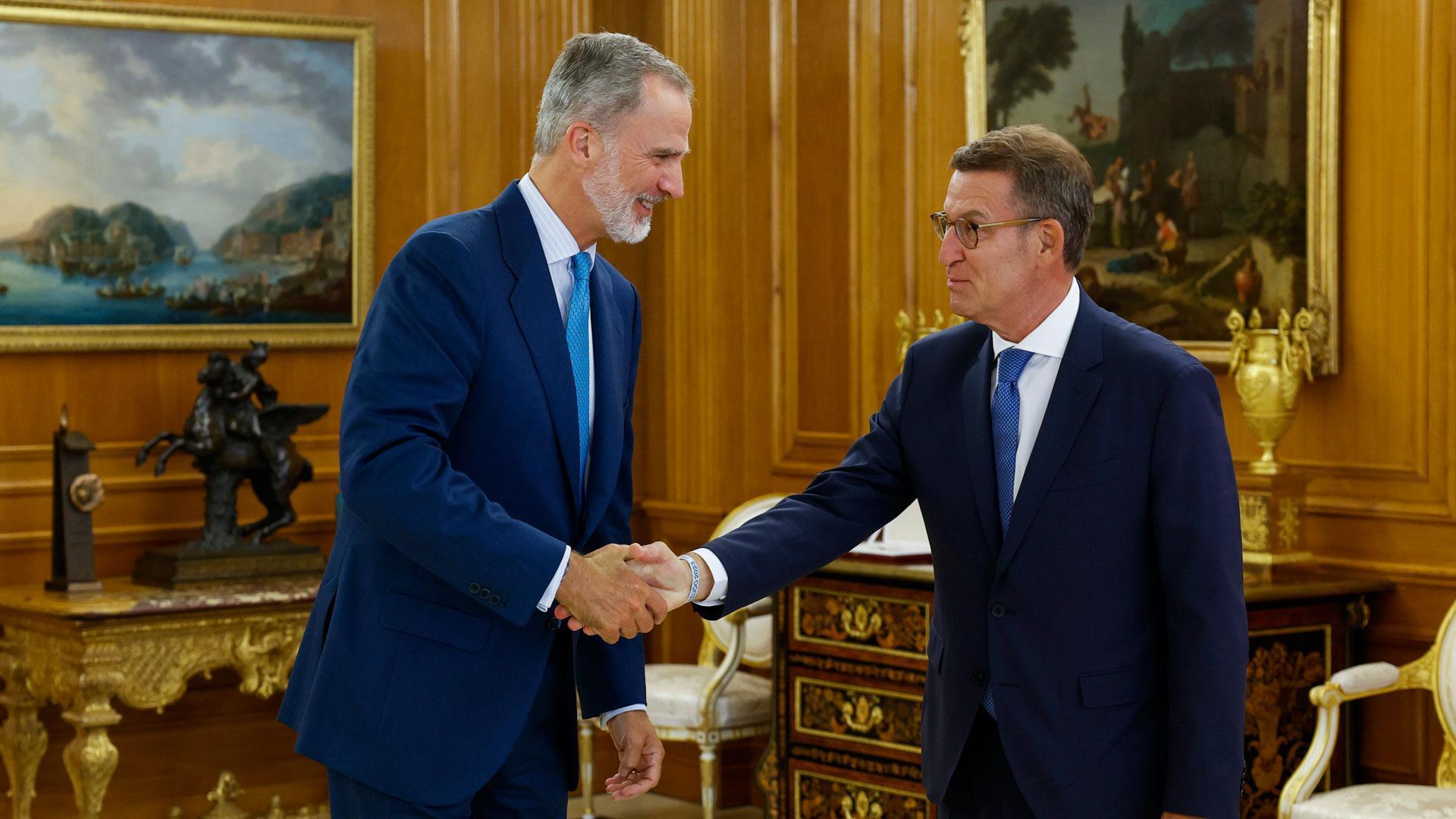 El rey Felipe VI recibe al líder del PP, Alberto Núñez Feijóo en la última de sus siete entrevistas con dirigentes políticos antes de decidir qué candidato propondrá para que se someta en el Congreso a la investidura como presidente del Gobierno