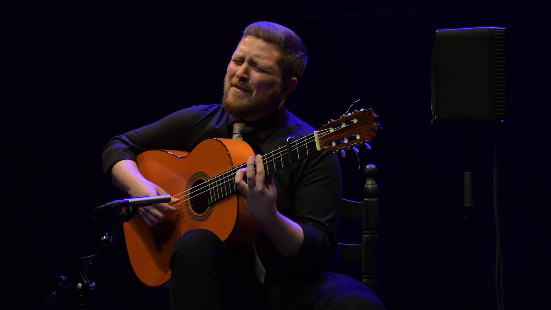 Hurtado frota las cuerdas de su guitarra en un espectáculo en el Teatro Flamenco Madrid