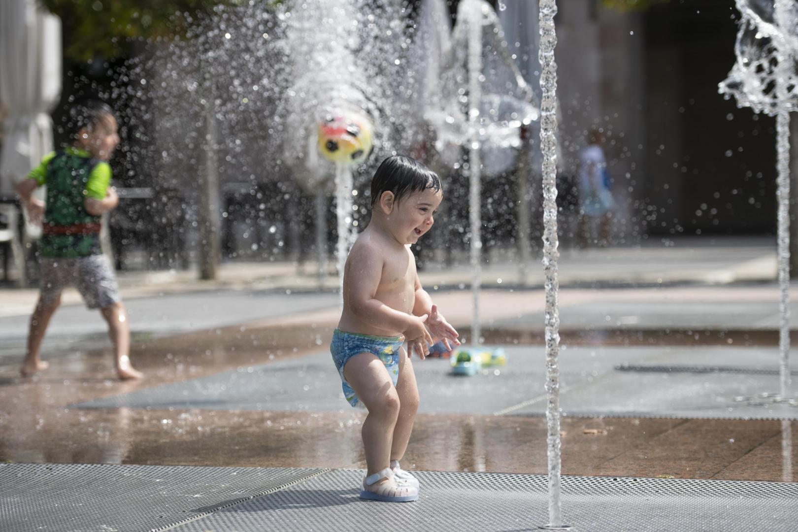35º. Plaza de Yamaguchi. Niños se refrescan en los chorros de agua