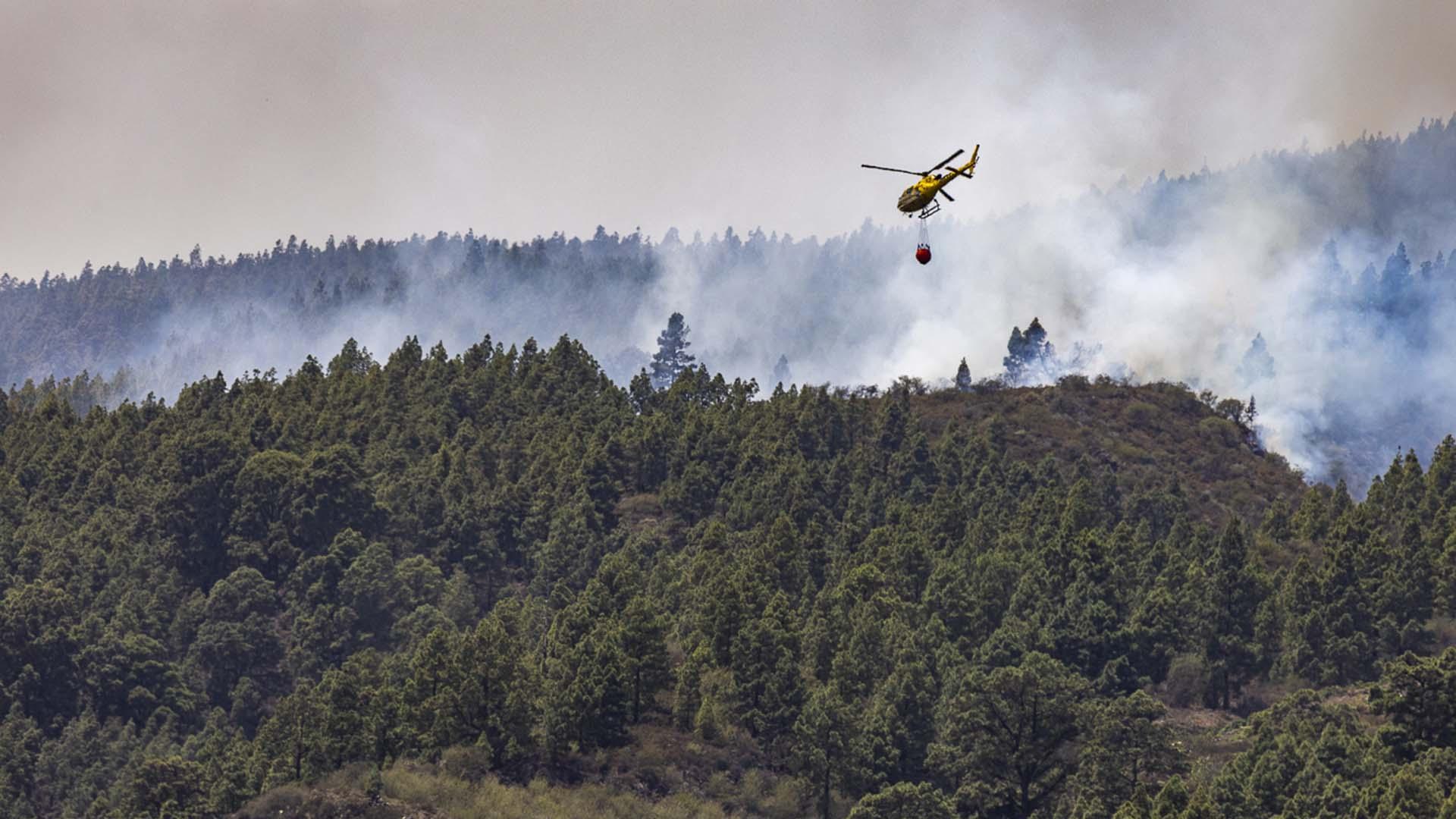 Un hidroavión trabaja en la extinción del fuego, en Las Lagunetas, en La Esperanza, Tenerife
