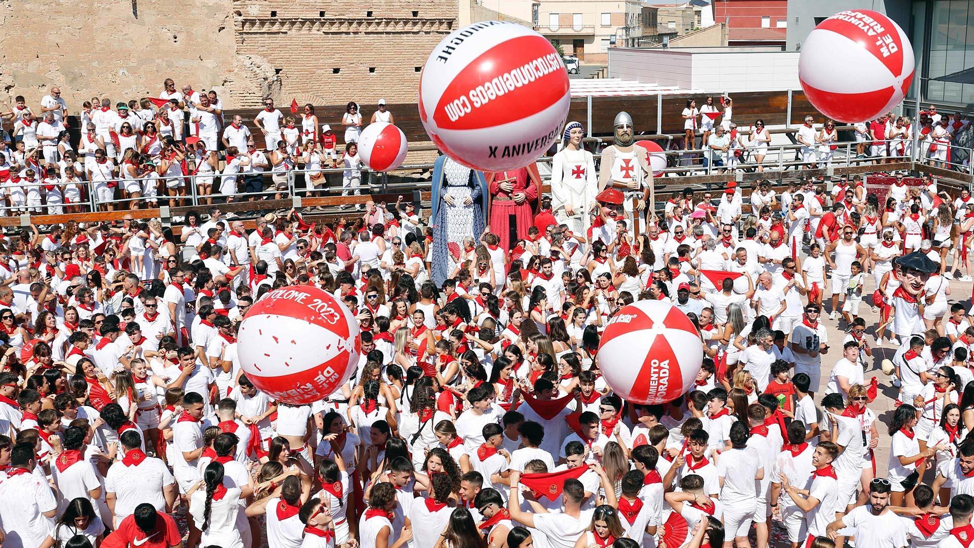 Fotos del cohete de las fiestas de Ribaforada. /