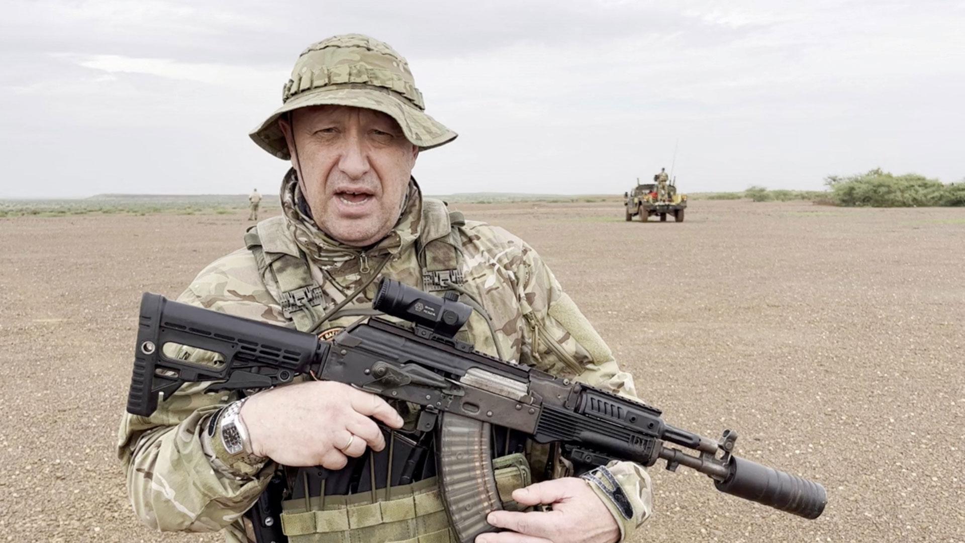 Yevgeny Prigozhin, jefe del grupo mercenario privado ruso Wagner, camuflado y con un arma en las manos en una zona desértica en un lugar desconocido, posiblemente en África, en una foto publicada el 21 de agosto