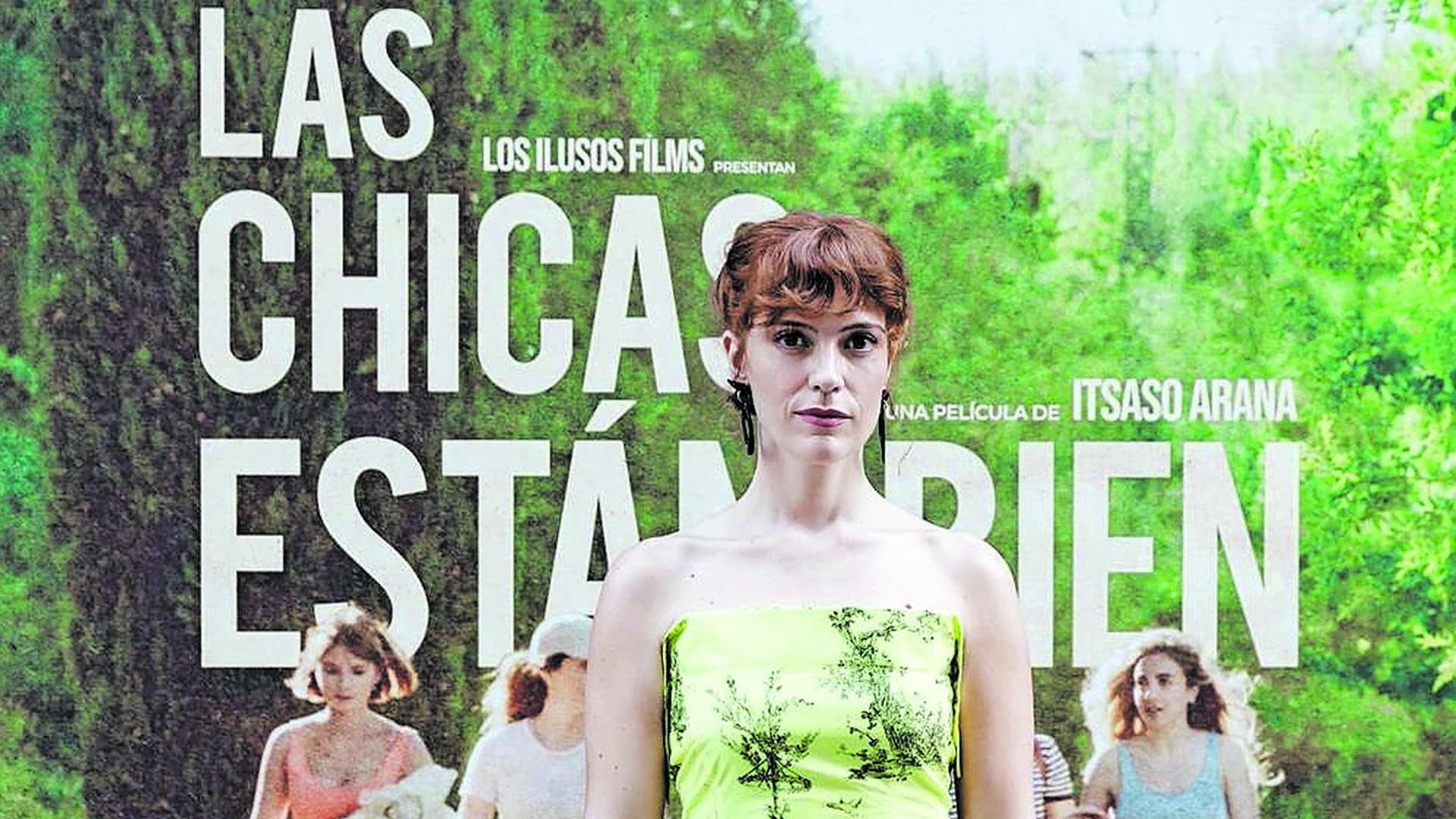 Itsaso Arana, posando junto al cartel de la película