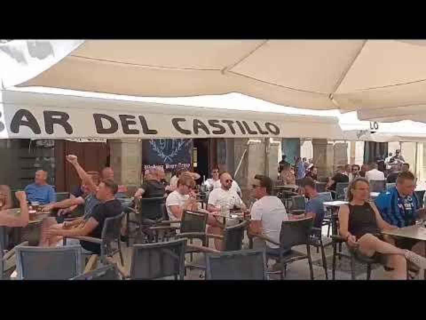 Aficionados del Brujas en la plaza del Castillo