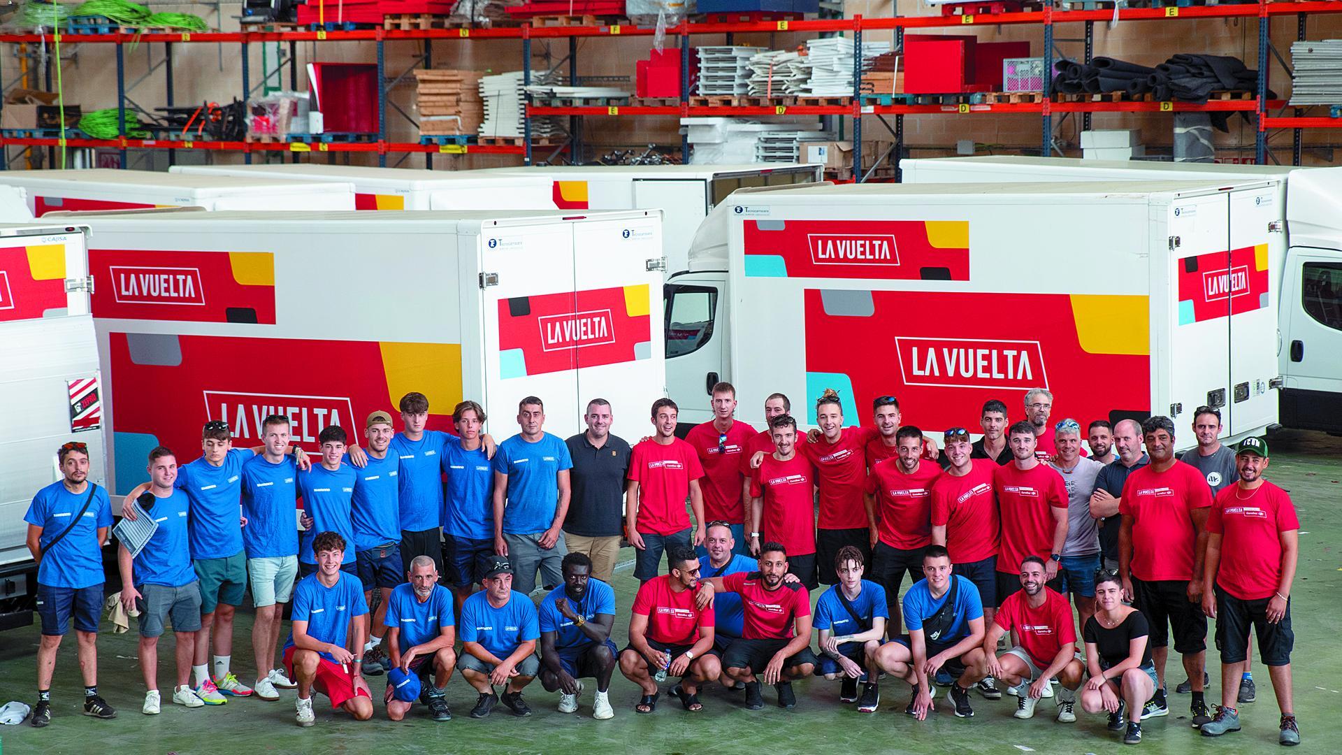 Vestidos con camiseta azul o rojo, según el grupo asignado para salida o meta, una parte del plantel que viajó ayer desde M2 Eventos hasta Barcelona