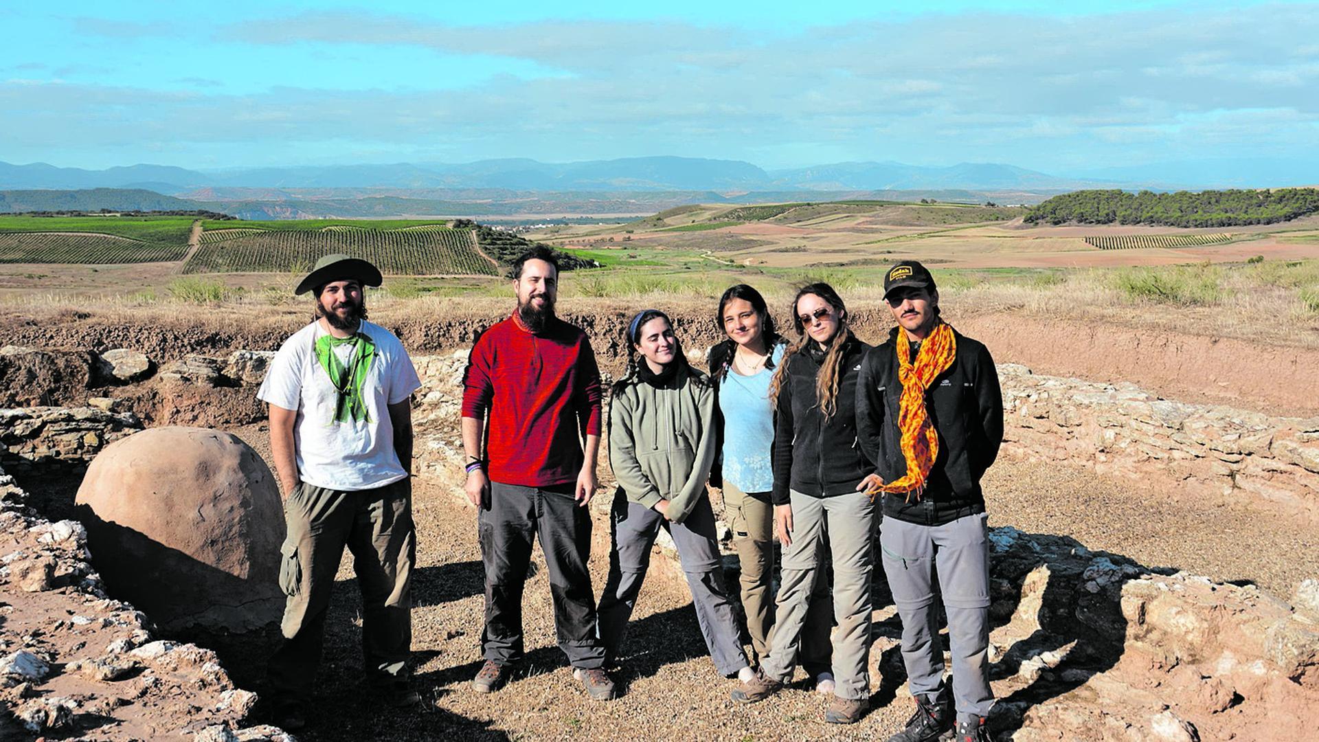 Voluntarios que han participado en las excavaciones, junto a Leyre Arróniz