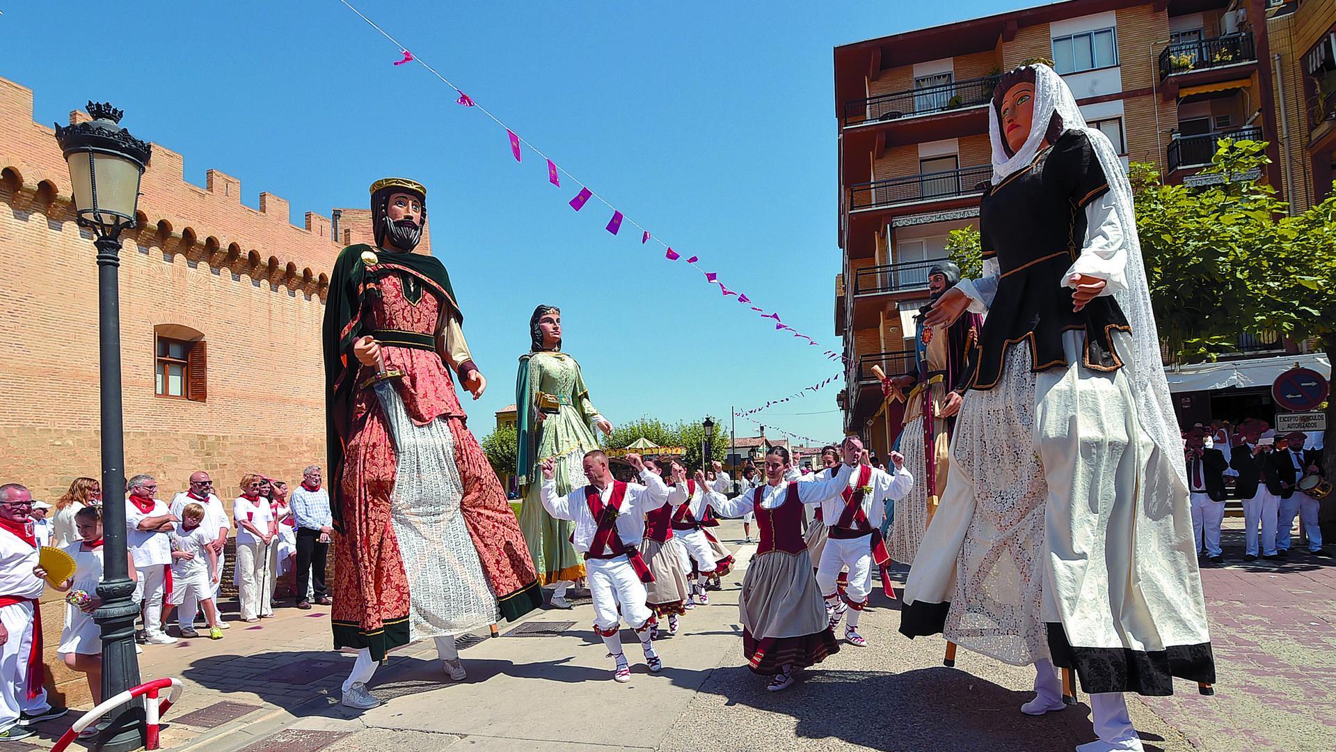 Danzaris y gigantes bailan una pieza en la plaza una vez concluida la misa y la procesión