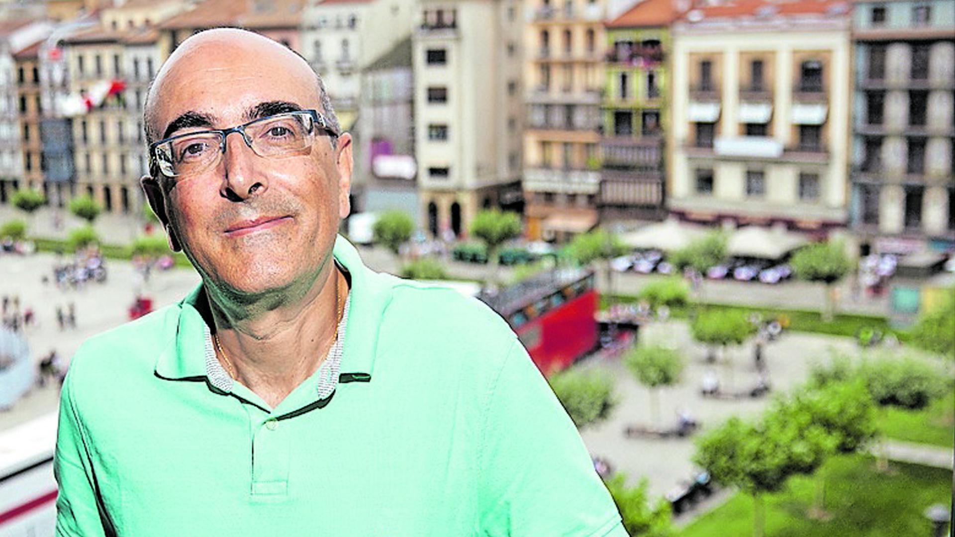 Pello Guerra posa ante la Plaza del Castillo de Pamplona