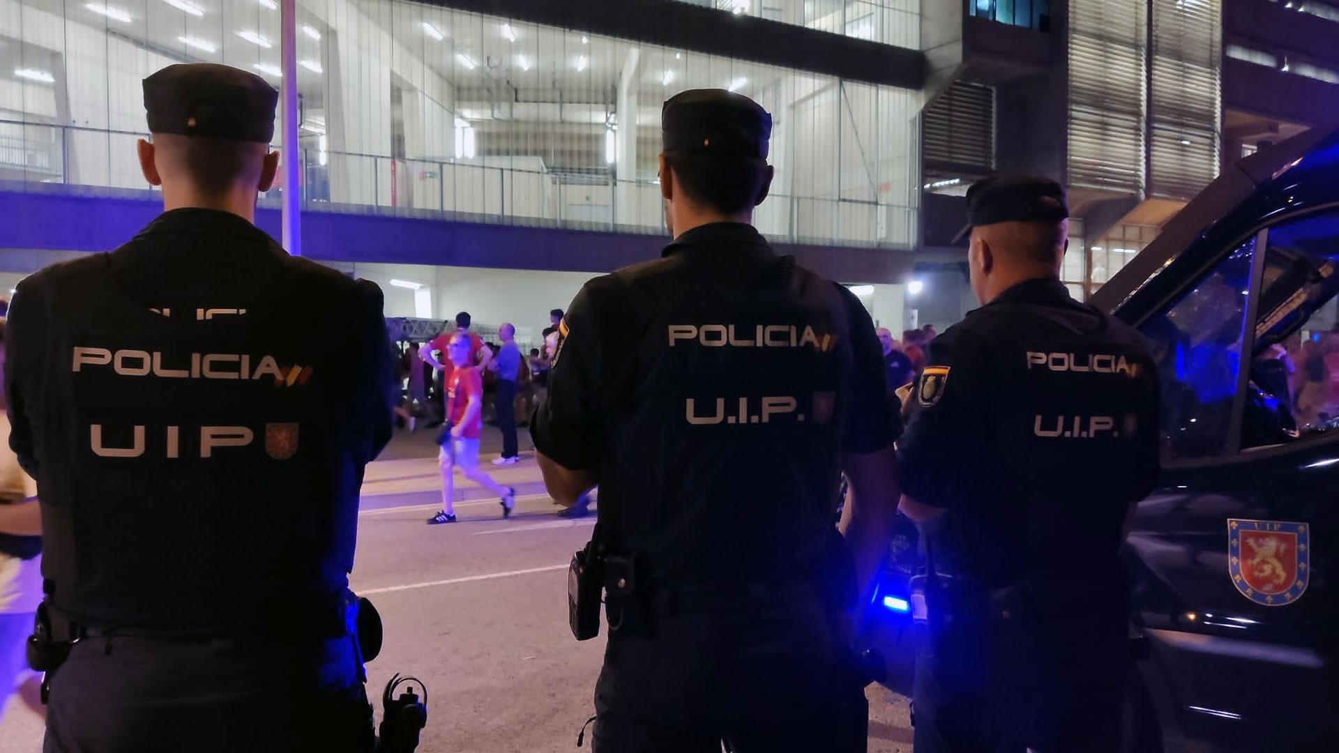 Miembros del dispositivo de seguridad de la Policía Nacional para el partido de Conference League entre Osasuna y Brujas, este jueves en el exterior del estadio de El Sadar