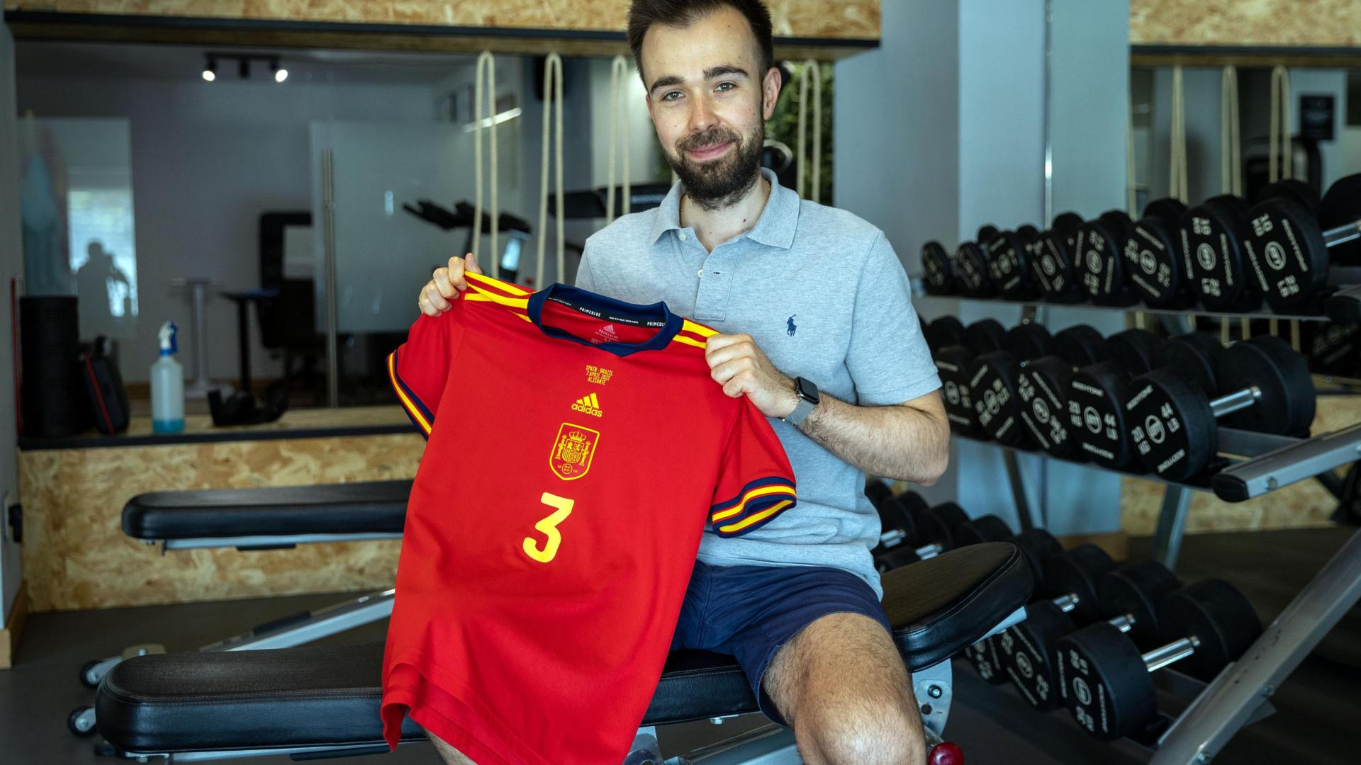 El nutricionista Javier Fernández Ligero posa con la camiseta del Mundial femenino