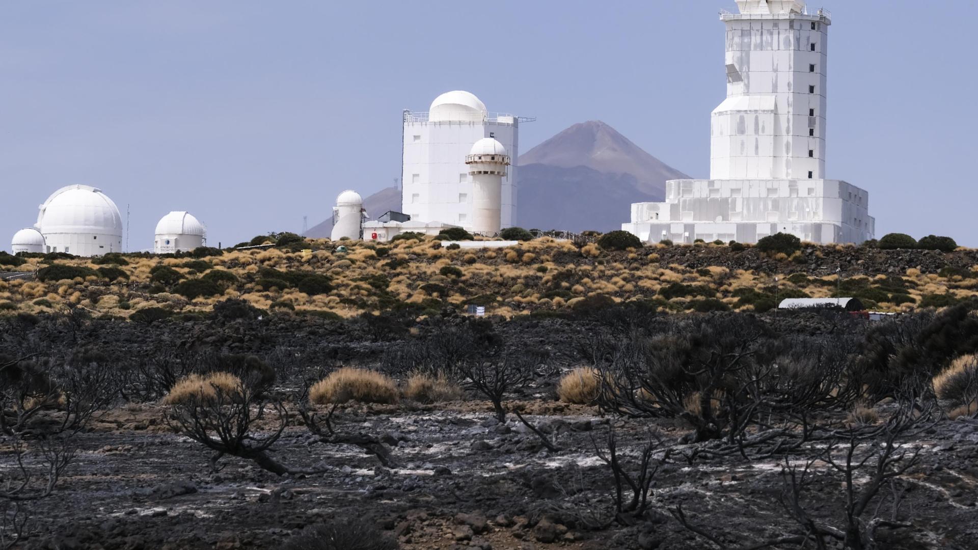 El observatorio del Teide, perteneciente al Instituto de Astrofísica de Canarias, este jueves después del paso del incendio forestal que afecta a la isla de Tenerife.