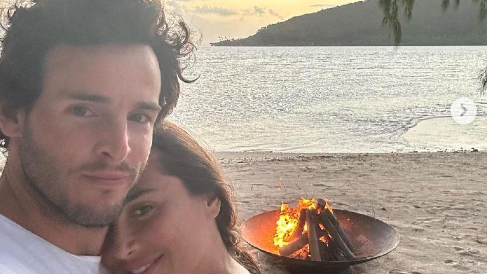 Tamara Falcó e Iñigo Onieva se abrazan en una playa de Bora Bora