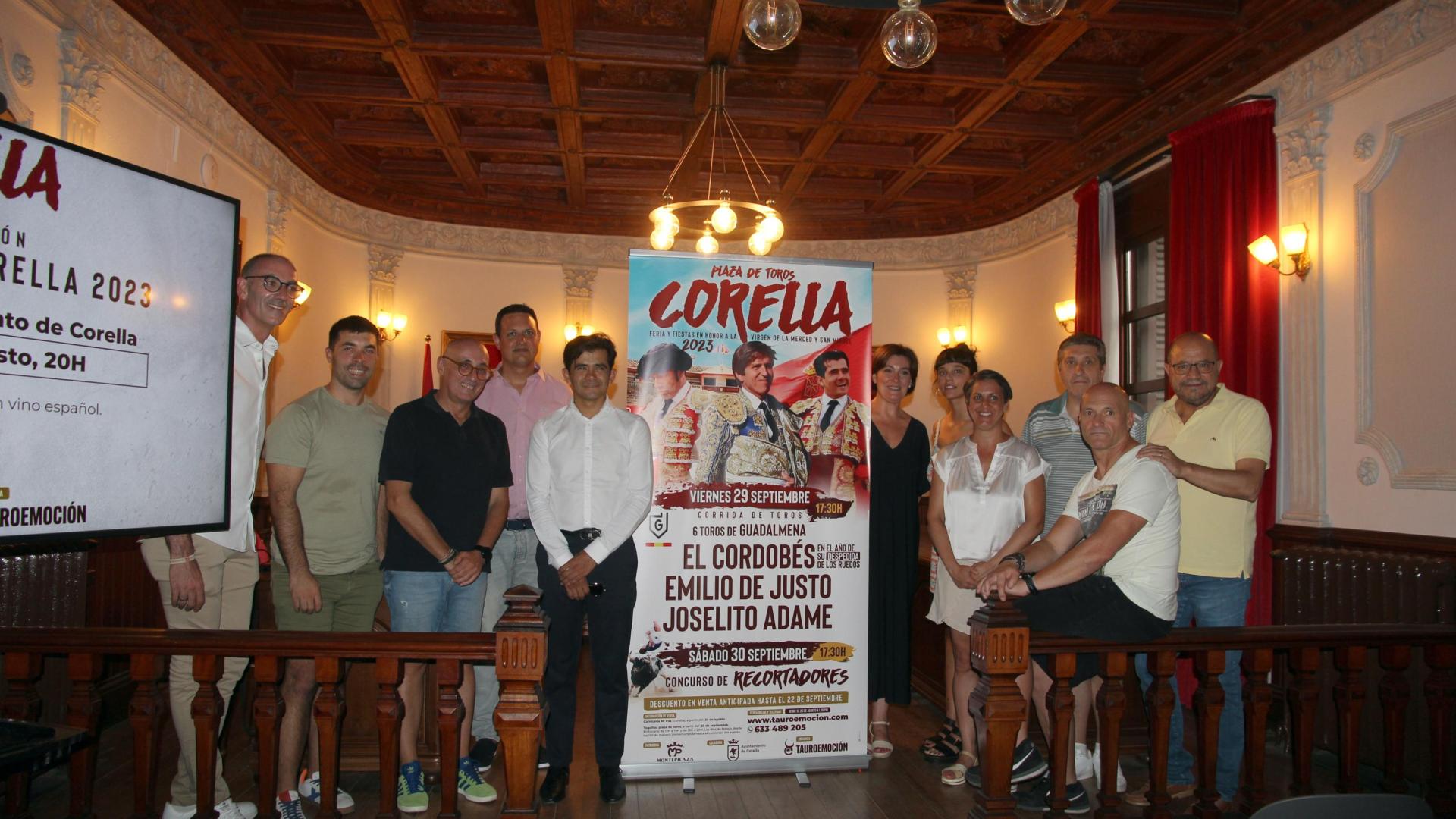 Alcalde y ediles del Ayuntamiento de Corella, miembros de Tauroemoción y el torero Joselito Adame junto al cartel de la feria taurina de Corella