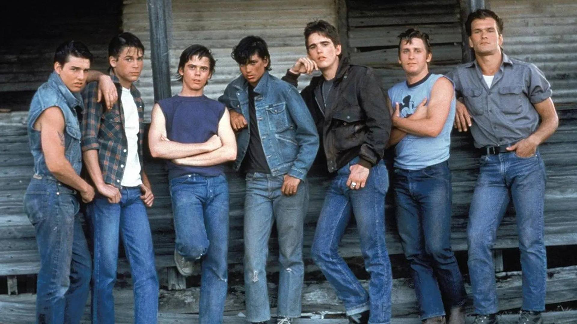 ENTRE BANDAS Y CHICOS GUAPOS  Aún me viene a la cabeza la banda sonora de ‘Rebeldes’ y la emoción que sentía cada vez que lloraba con aquella película que alquilaba una y otra vez en el videoclub a principio de los noventa. Me encantaban aquellos ‘Rebeldes’, esos ‘Outsiders’ (marginados, en el título original de la cinta dirigida por Francis Ford Coppola en 1983) tan guapísimos. Basada en la novela homónima de S. E. Hinton, narra la historia de tres hermanos huérfanos y sus amigos en la Oklahoma de los primeros sesenta. Con una mirada nostálgica y unos actores que ya se erigían como jóvenes promesas del cine estadounidense (Patrick Swayze, Rob Lowe, Tom Cruise, Matt Dillon...), relata los problemas de los adolescentes de clase baja y rural. Al estilo de ‘West Side Story’ y de otras películas sobre bandas, pobreza, navajas y chicos guapos