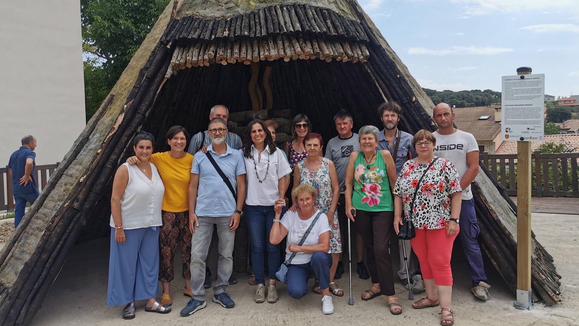 Participantes en una actividad similar anterior, bajo la representación artística llamada Carbonera, que forma parte del recorrido